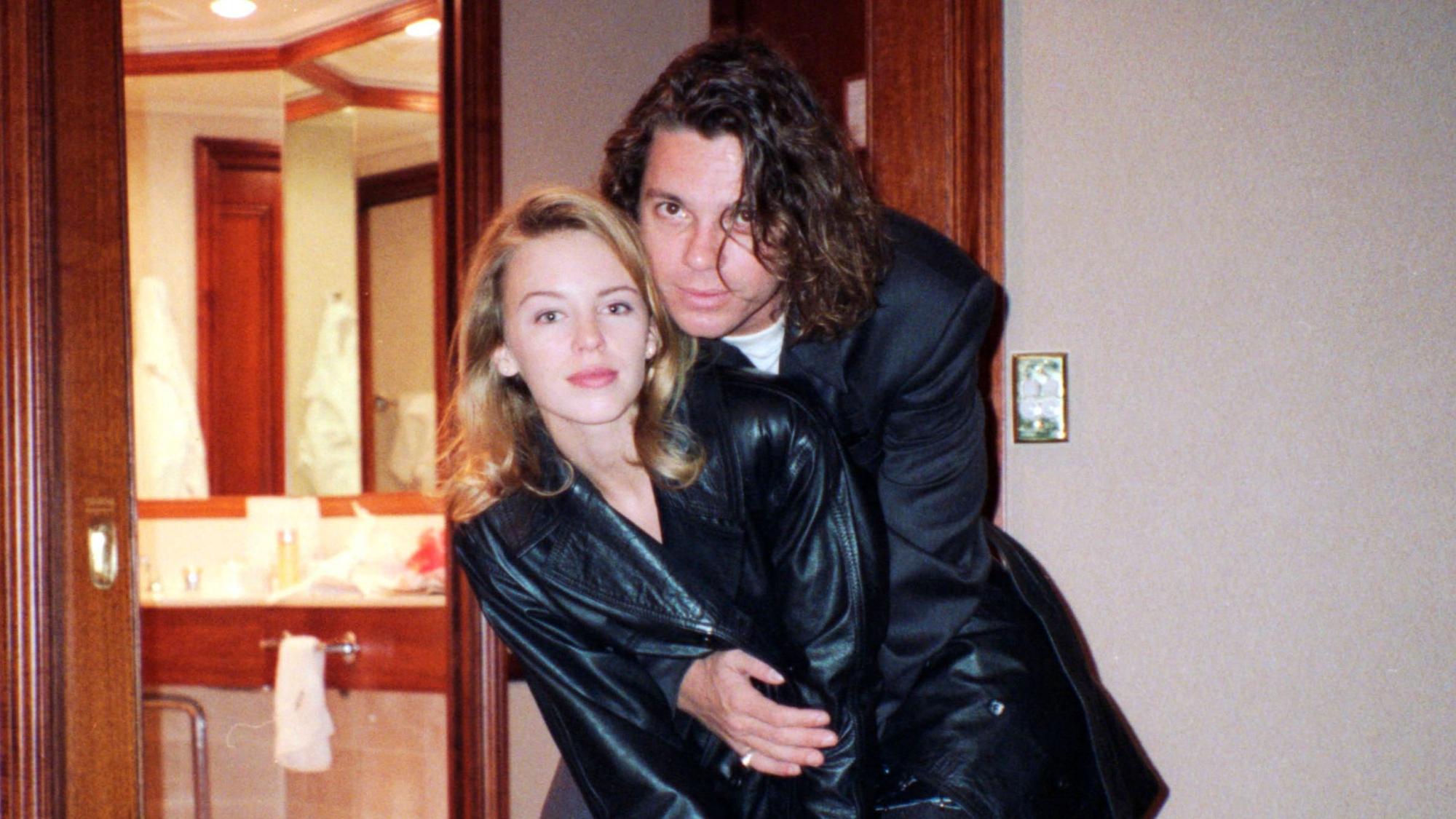 Kylie Minogue und Michael Hutchence posieren.