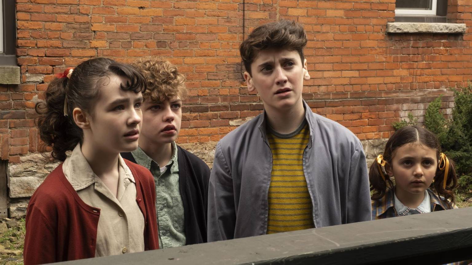 Eine Gruppe von Freunden steht im Fokus der neuen Serie „Es: Welcome To Derry“ (von links): Lily (Clara Stack), Theodore (Mikkal Karim Fidler), Phil (Jack Molloy Legault) und seine kleine Schwester Susie (Matilda Legault) erwartet nichts weniger als das Grauen.
(Bild: Warner Bros)