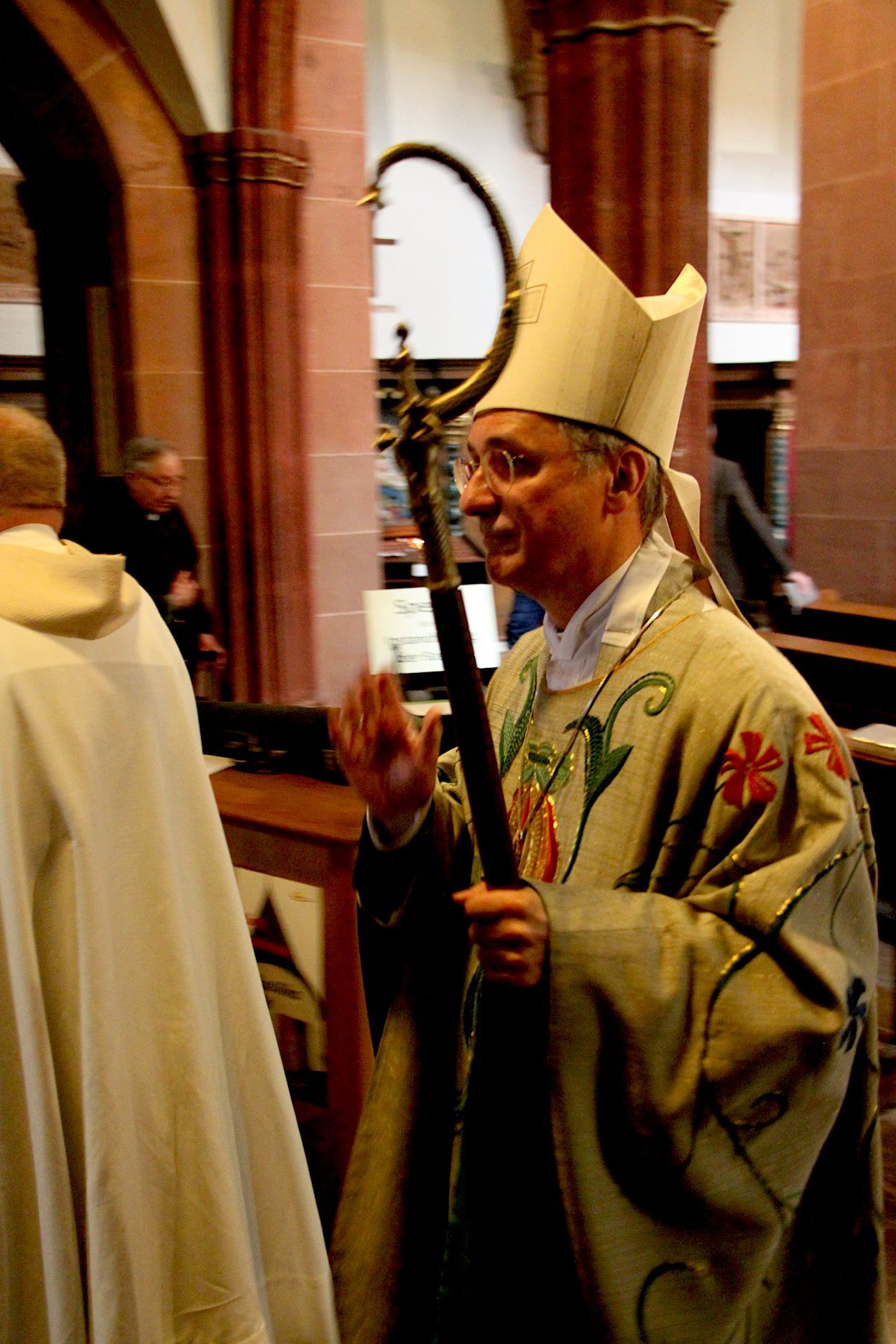 Der Erzbischof mit Mitra und Hirtenstab beim Einzug in die Basilika.