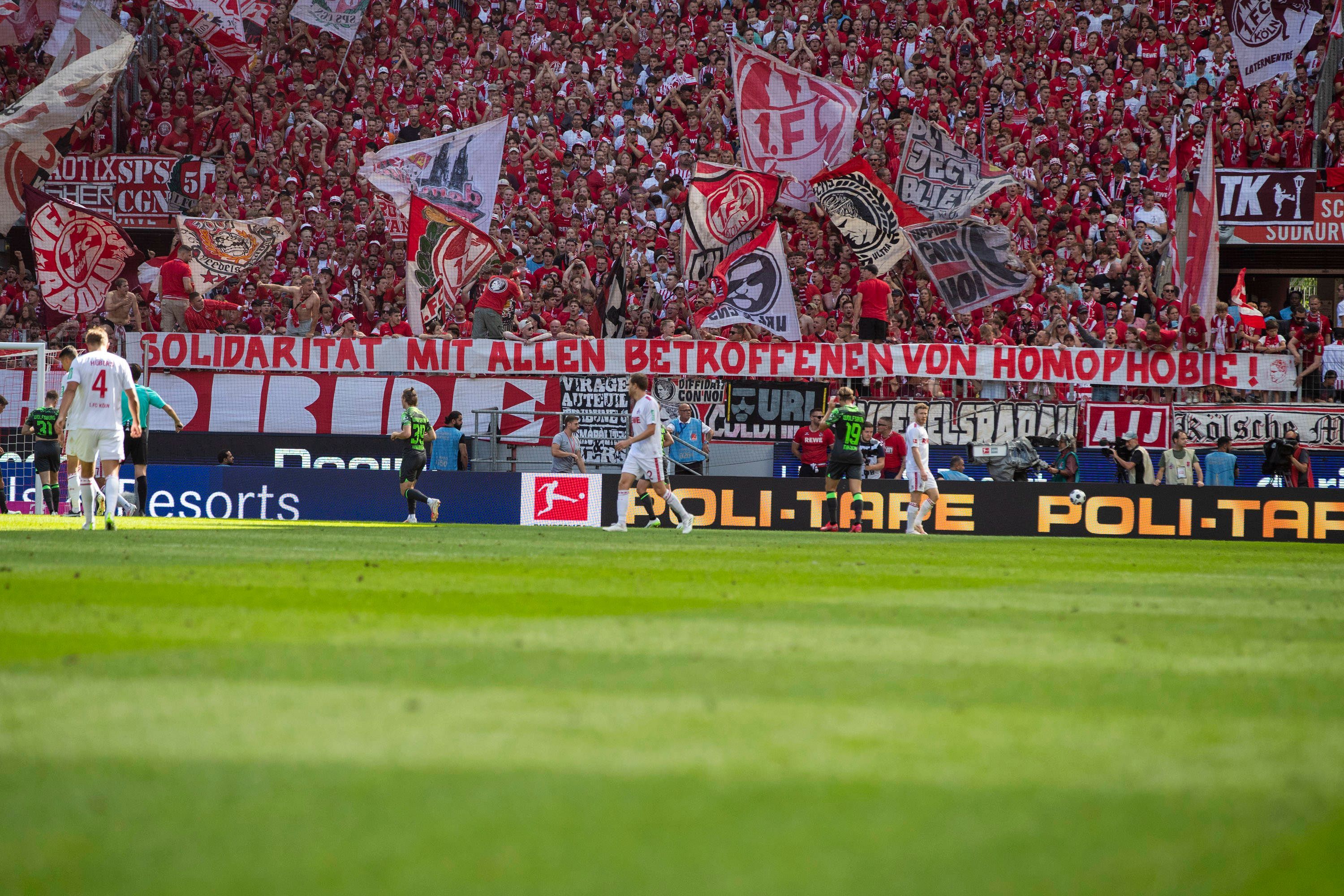 Die Fans des 1. FC Köln positionieren sich regelmäßig gegen Homophobie – im August 2023 etwa mit einem Banner mit der Aufschrift: „Solidarität mit allen Betroffenen von Homophobie!“ (Archivbild)