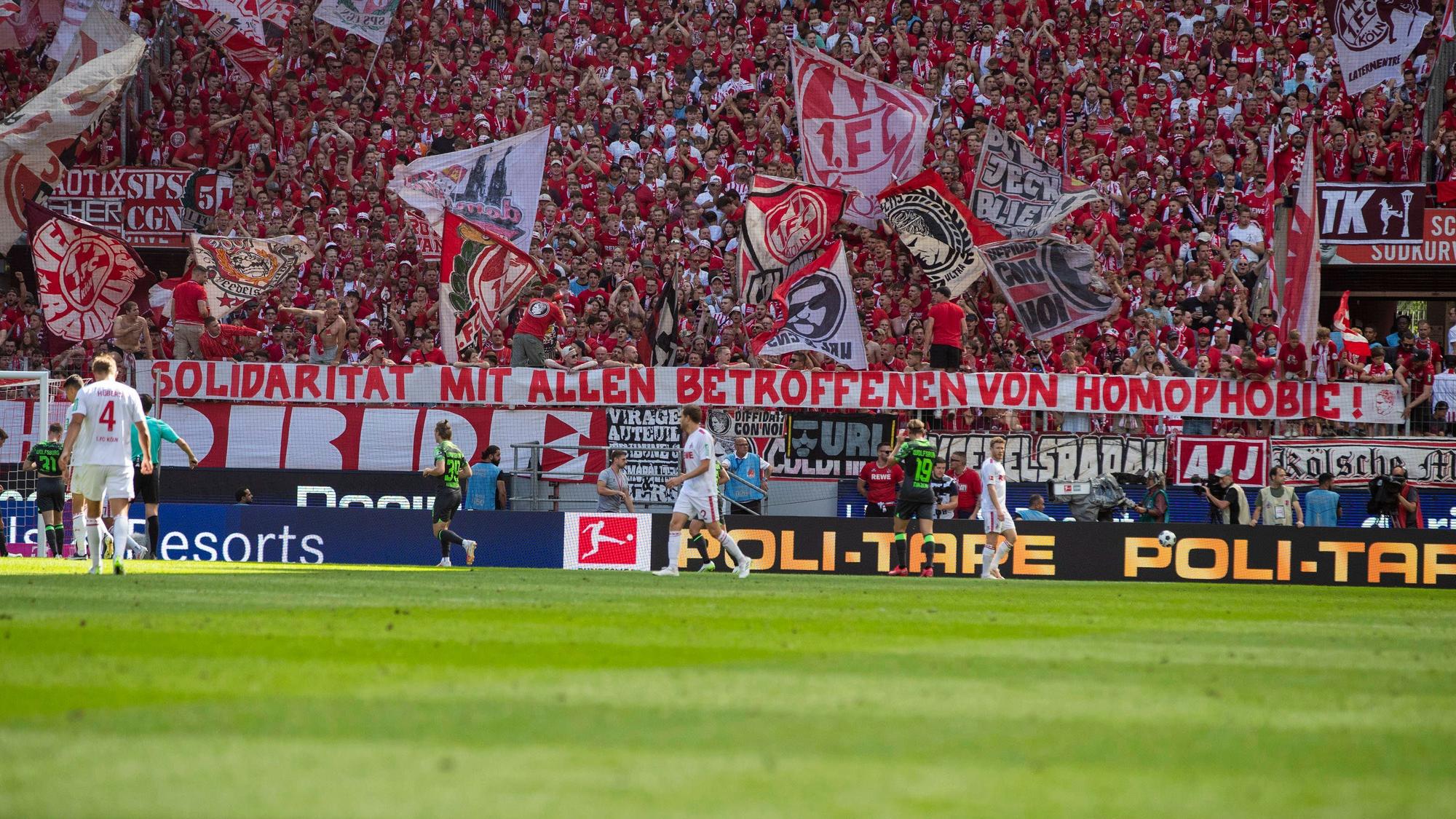 Die Fans des 1. FC Köln positionieren sich regelmäßig gegen Homophobie – im August 2023 etwa mit einem Banner mit der Aufschrift: „Solidarität mit allen Betroffenen von Homophobie!“ (Archivbild)