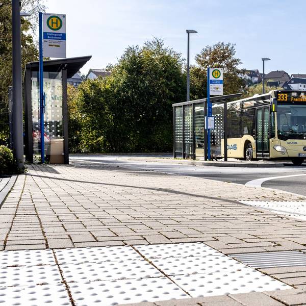 Die neue Tarifstruktur im öffentlichen Nahverkehr sieht grundsätzlich nur noch drei Preisstufen vor. Am günstigsten wird es für Fahrgäste im Oberbergischen Kreis wohl über die App eezy.nrw.