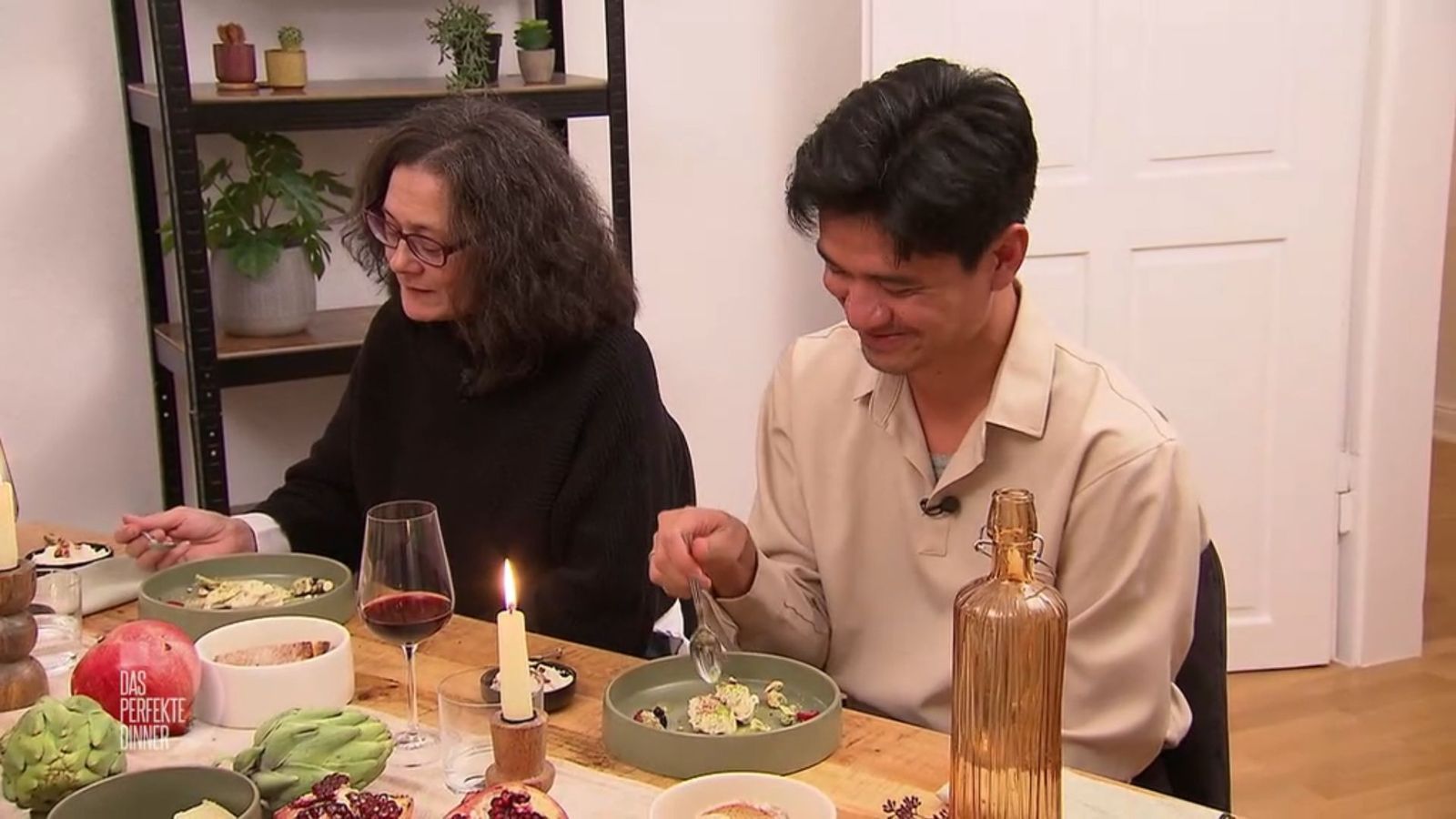 Ragil (rechts) und Angela genießen ihr Matcha-Dessert.
 (Bild: RTL)