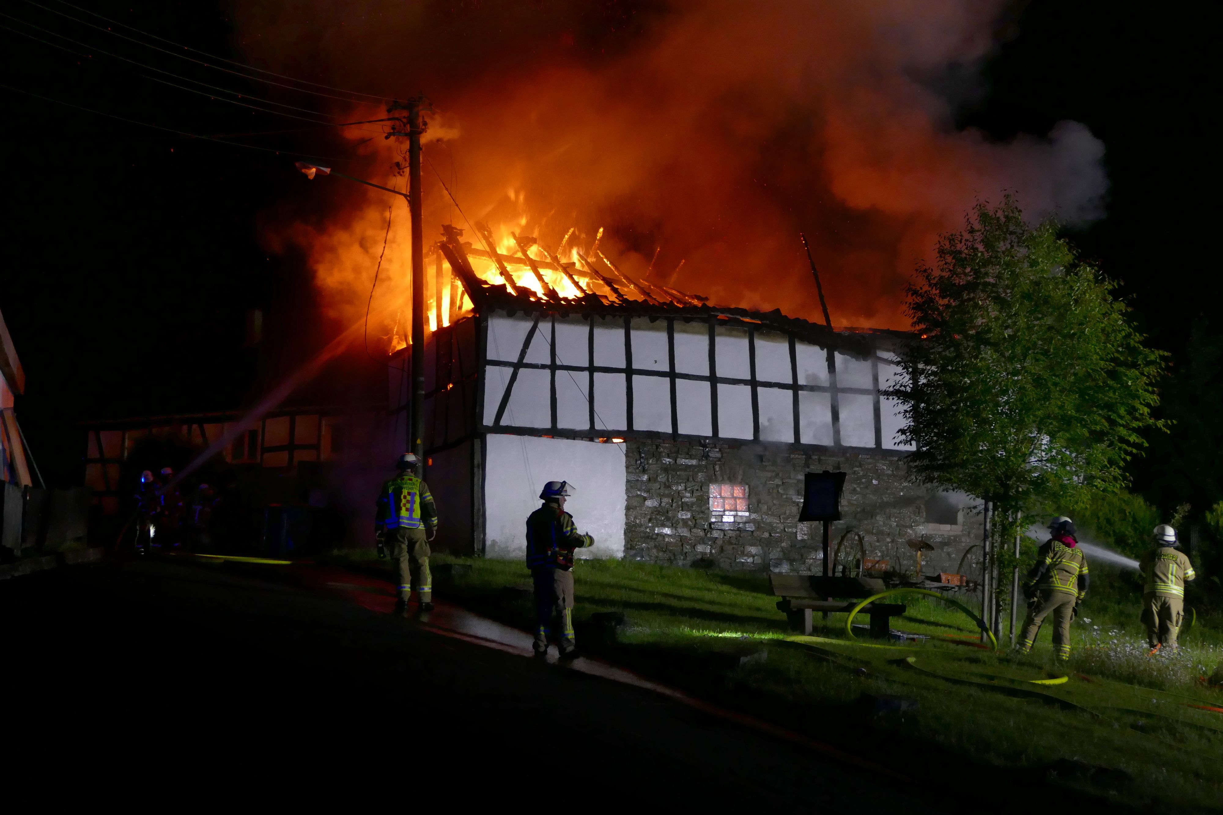 Als die Feuerwehr eintraf, brannte die Scheune in voller Ausdehnung.