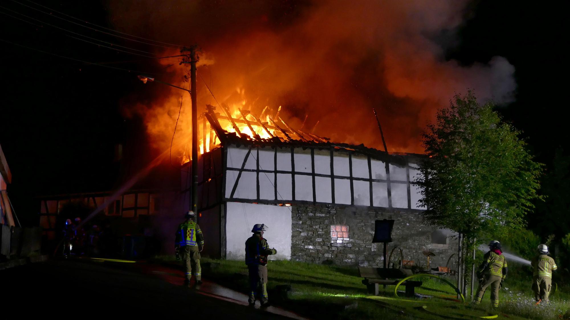 Als die Feuerwehr eintraf, brannte die Scheune in voller Ausdehnung.