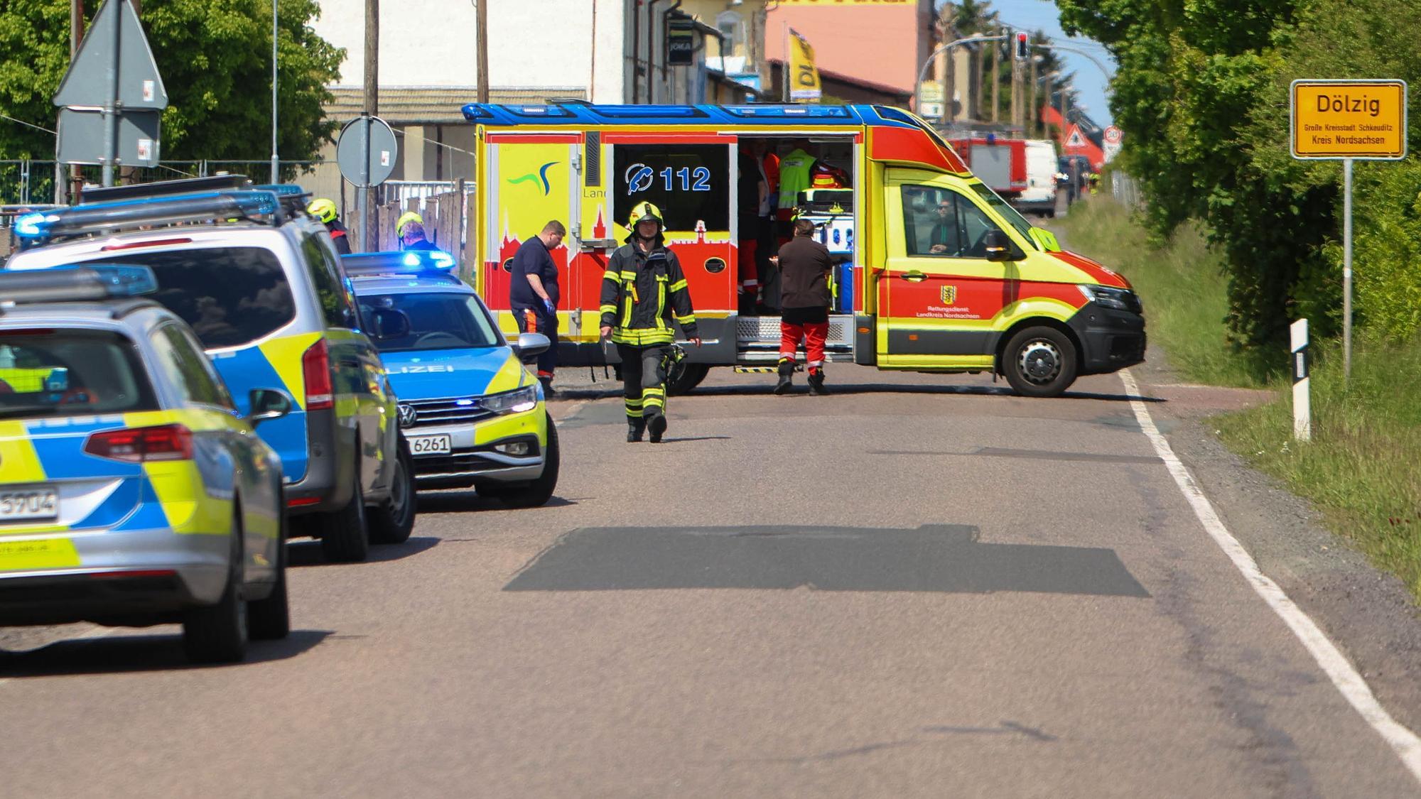 Polizei und Rettungsdienst sind in der Nähe von einem Gewerbegebiet in Schkeuditz im Ortsteil Dölzig im Einsatz.