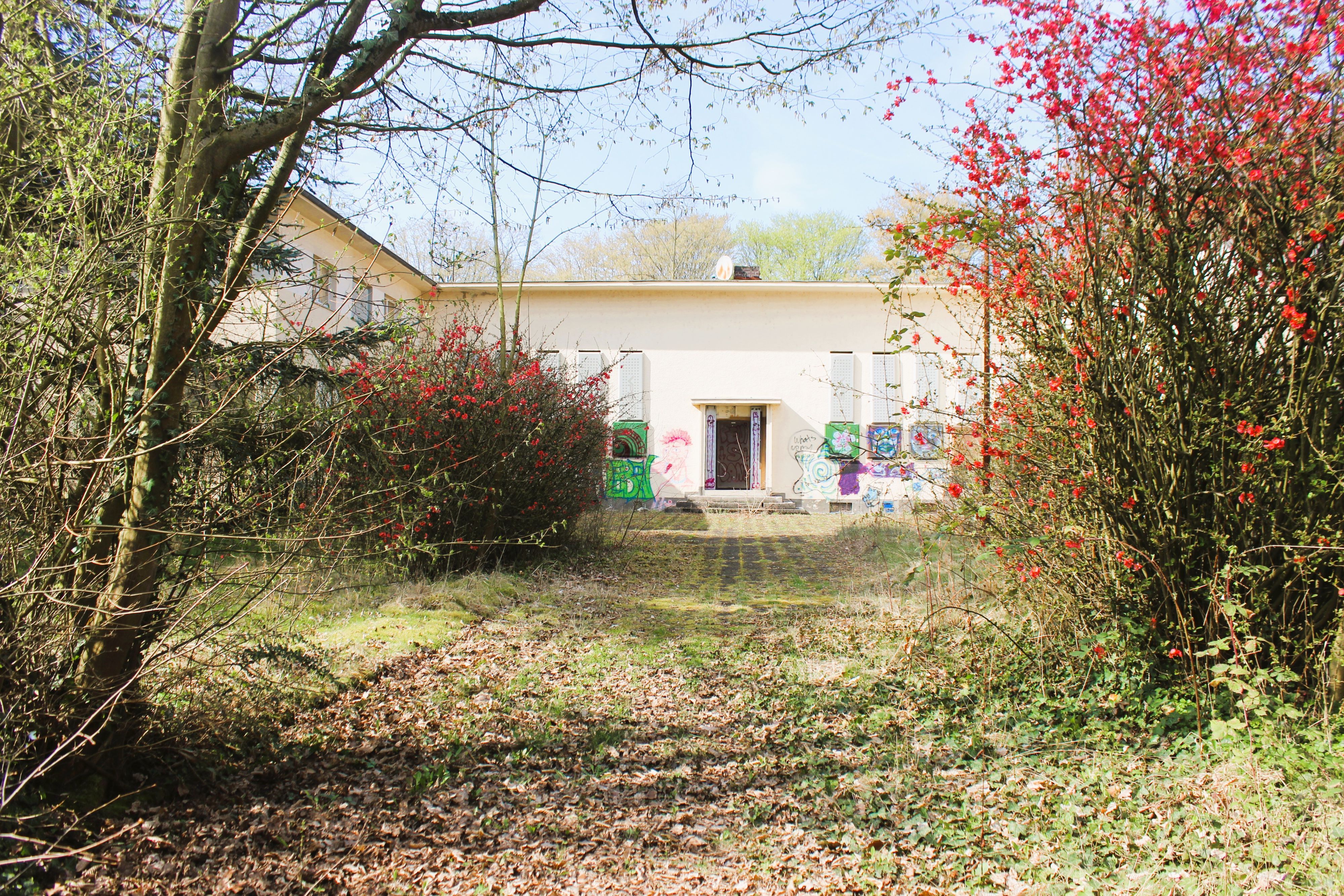 Das Sendegebäude am Fritz-Encke-Volkspark steht seit 2018 leer und befindet sich in einem kritischen Zustand.