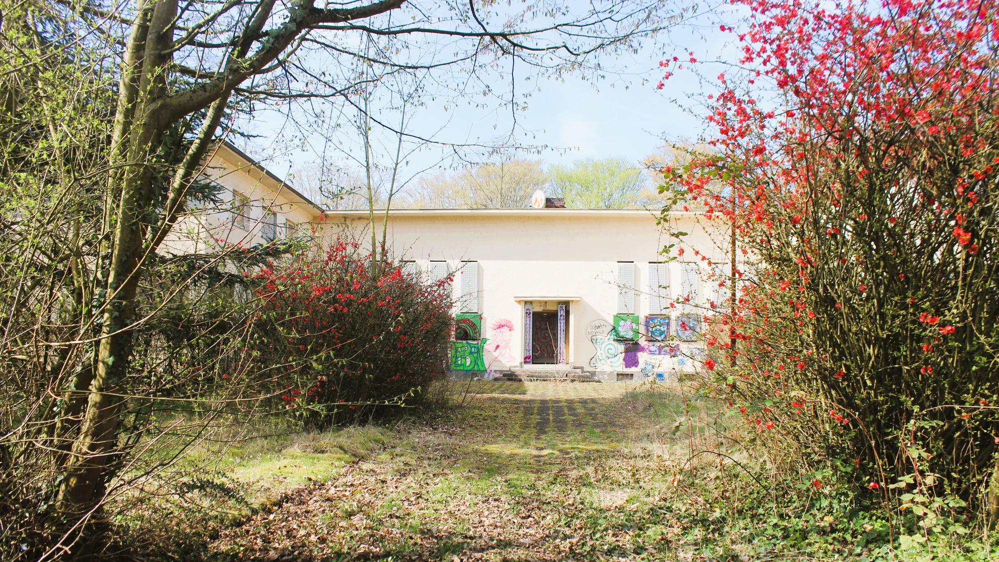 Das Sendegebäude am Fritz-Encke-Volkspark steht seit 2018 leer und befindet sich in einem kritischen Zustand.