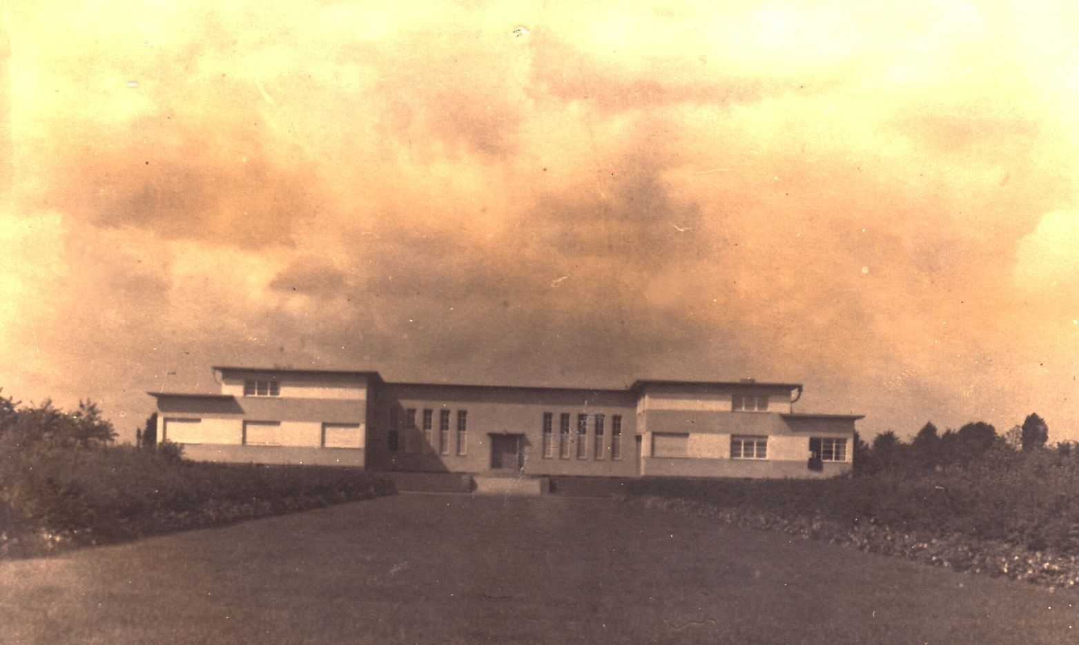 Historisches Foto vom Raderthaler Sendegebäude im Jahr 1927.