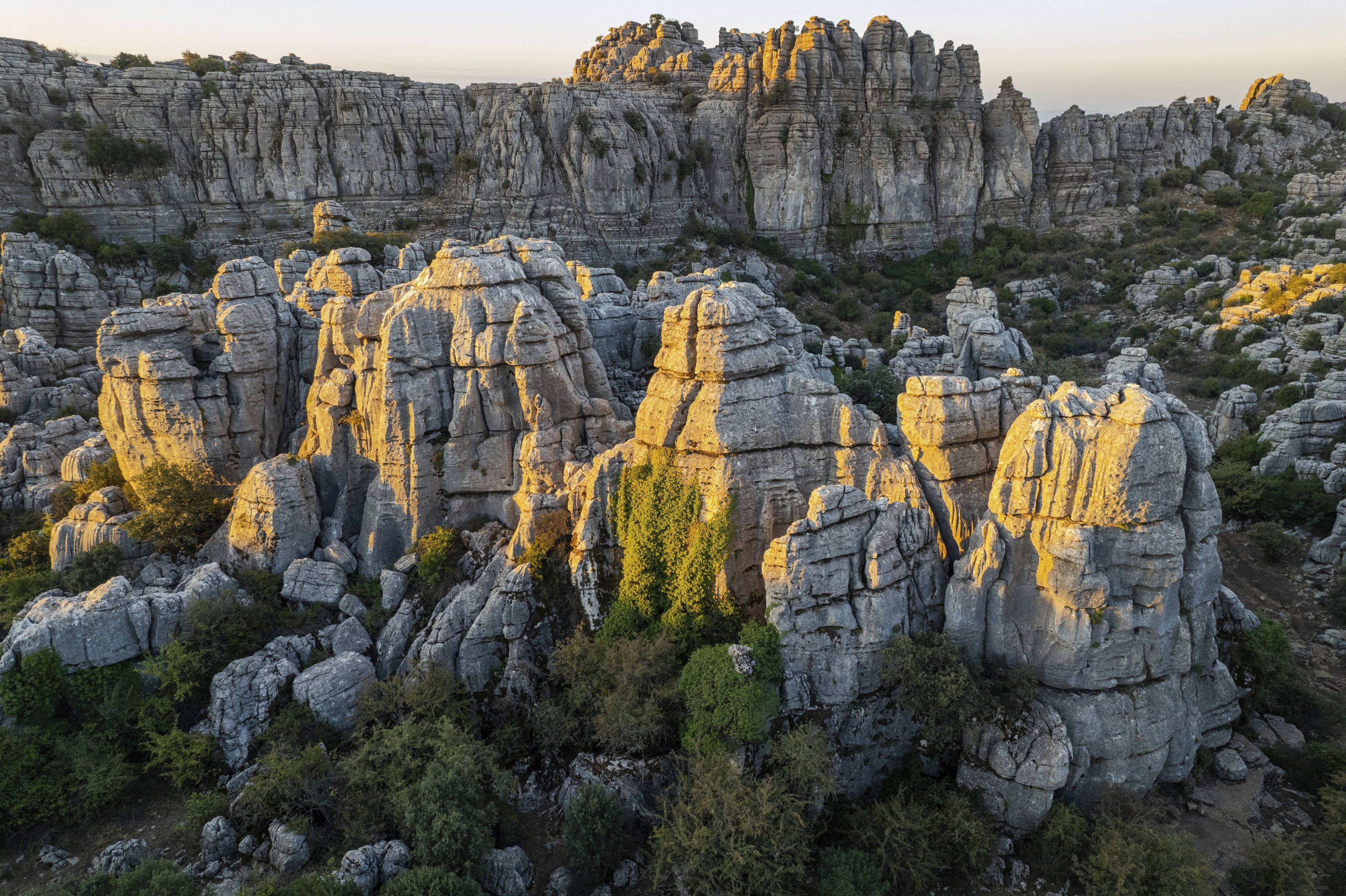 Der Torcal de Antequera ist weltberühmt für seine außergewöhnlichen, zerklüfteten Karstgestein-Formationen.