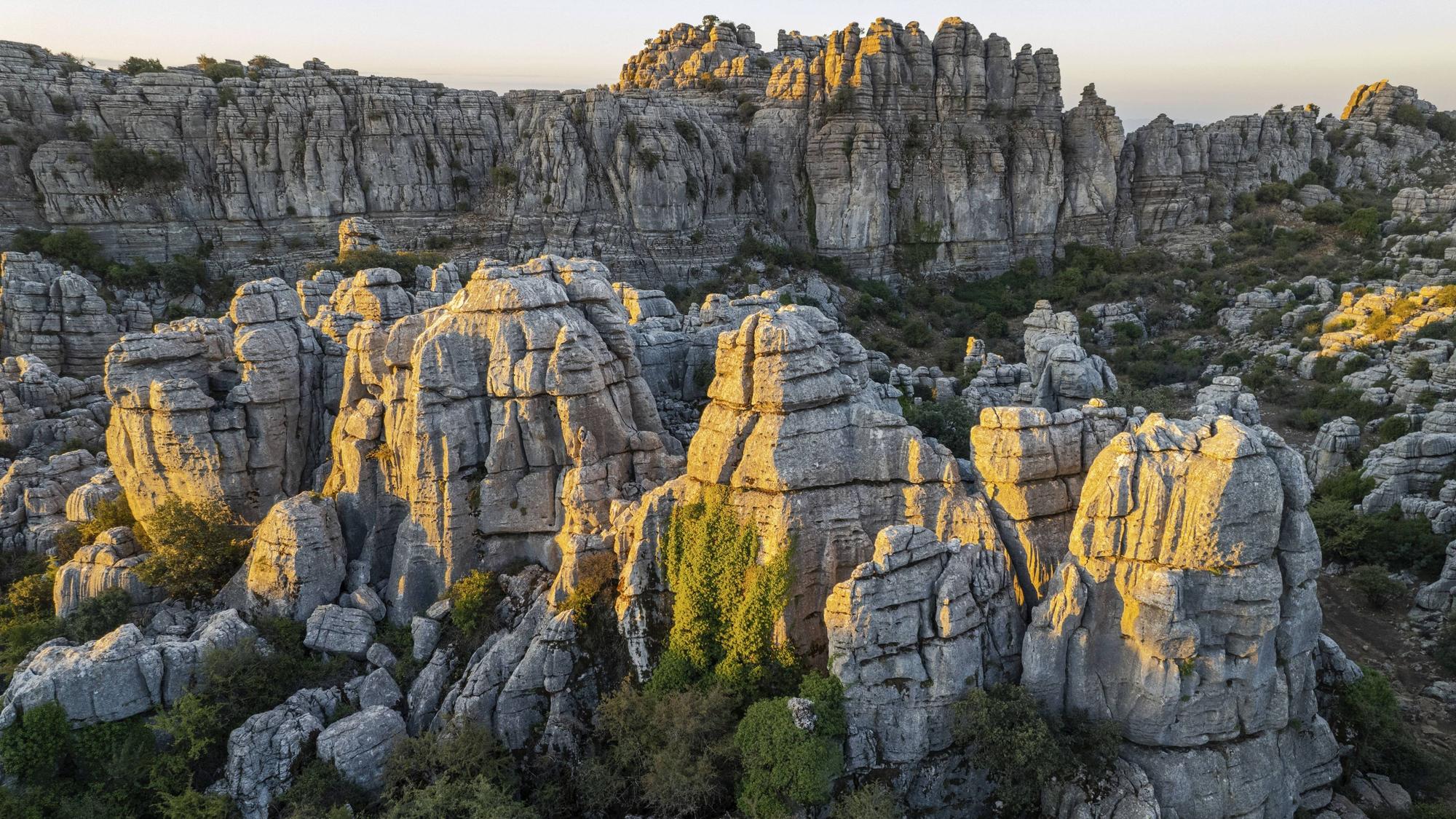 Der Torcal de Antequera ist weltberühmt für seine außergewöhnlichen, zerklüfteten Karstgestein-Formationen.