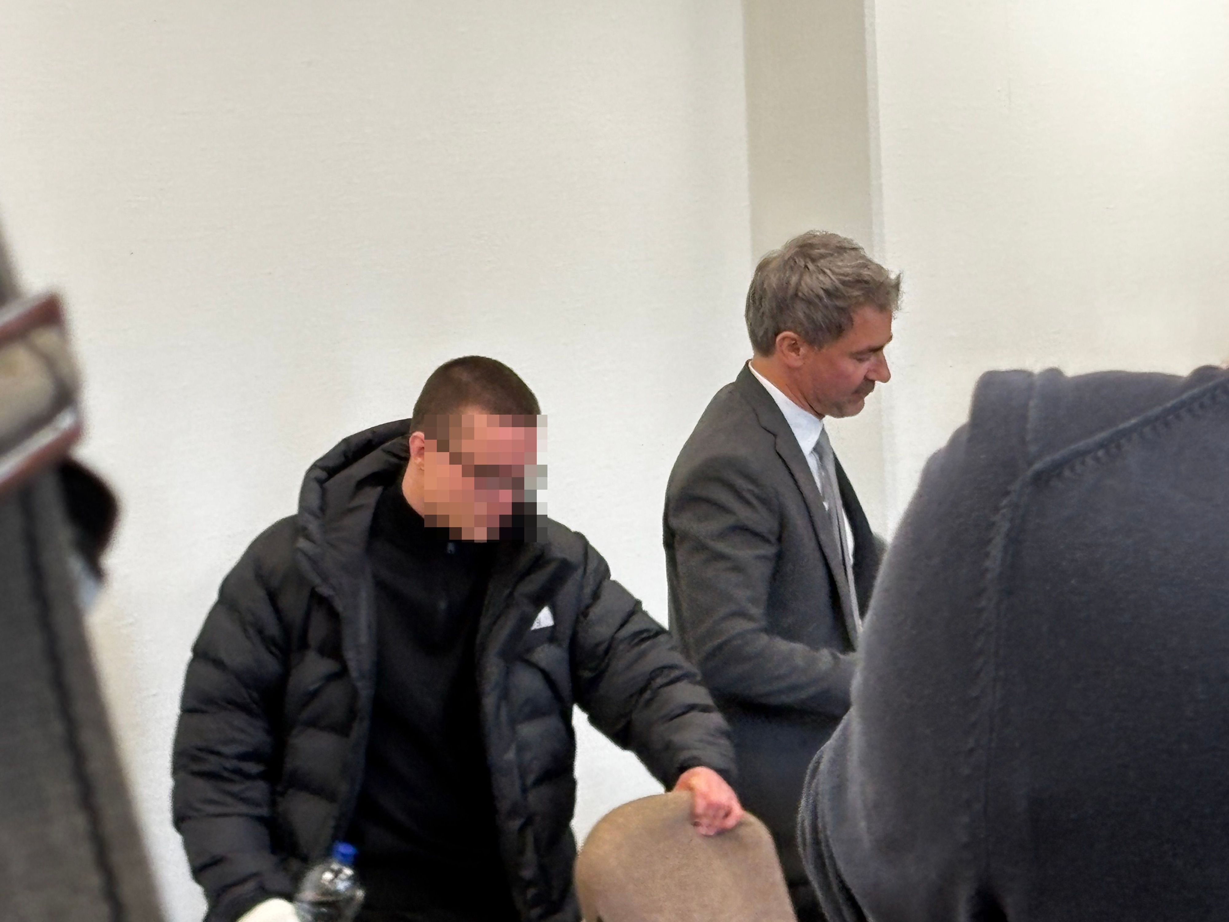 Auf dem Bild ist der Unfallfahrer in einer schwarzen Jacke vor Gericht zu sehen.