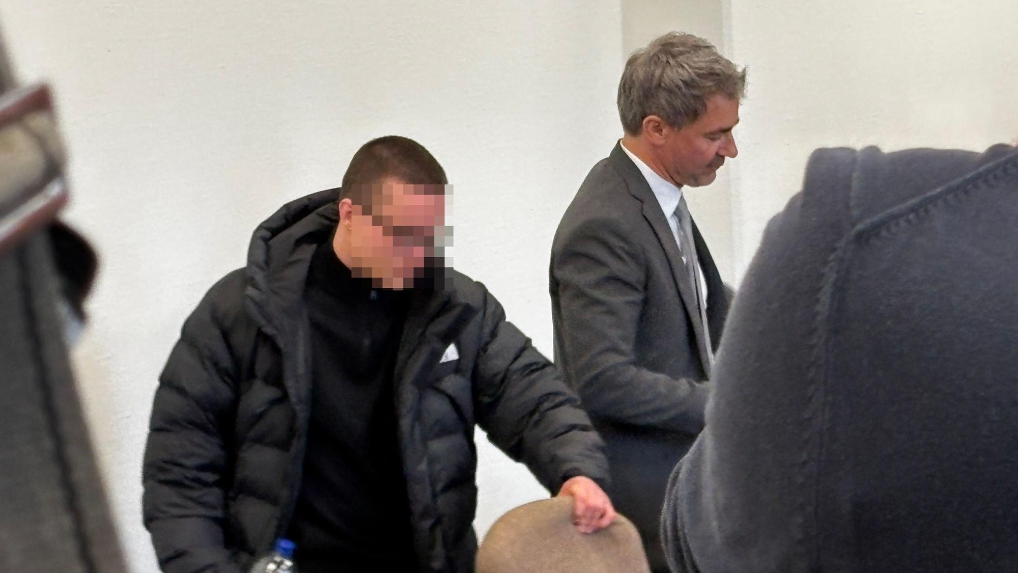 Das Bild zeigt den Angeklagten mit seinem Anwalt.