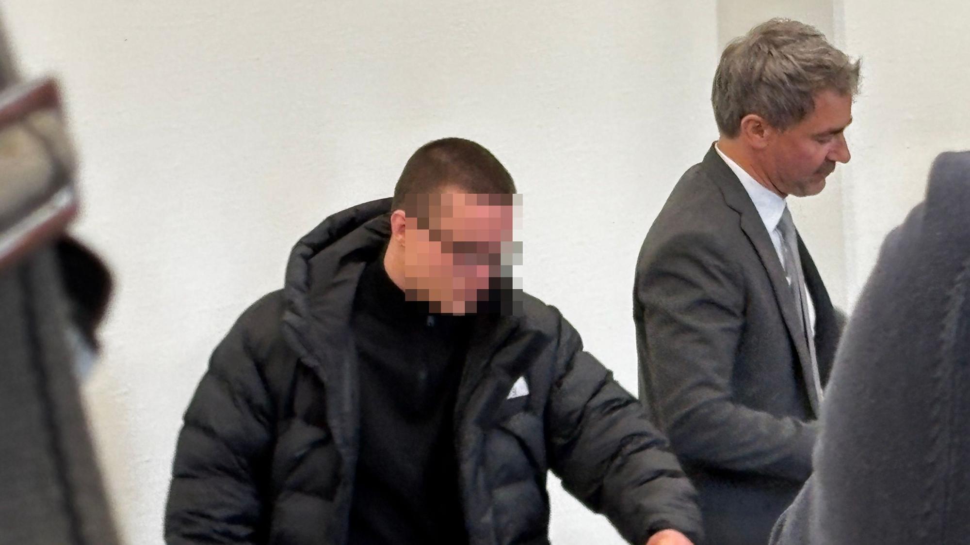 Das Bild zeigt den Angeklagten.