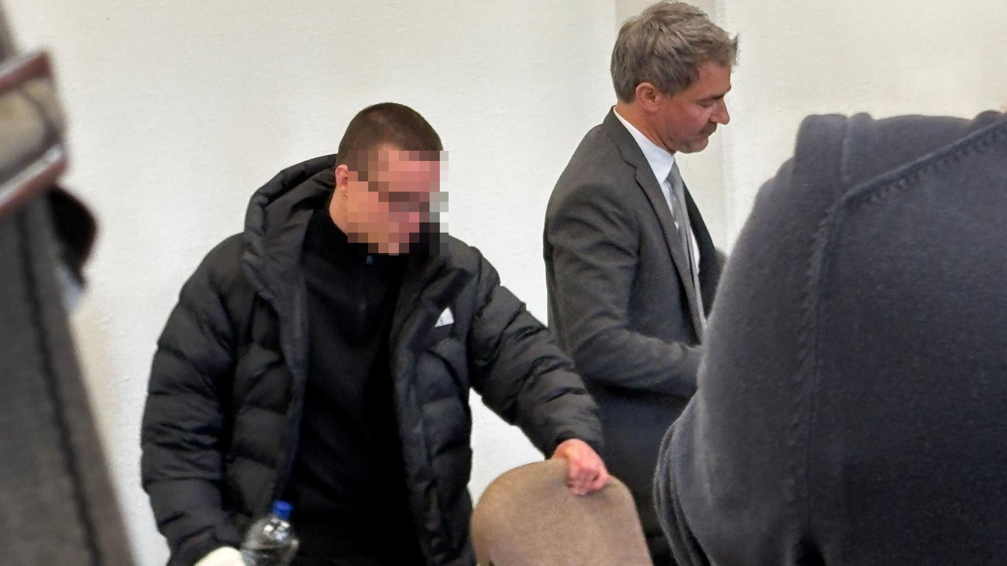 Der Unfallfahrer von Hürth (l.) muss sich seit dem 18. Mai vor dem Landgericht Köln verantworten. Er wird von Marc Donay vertreten.