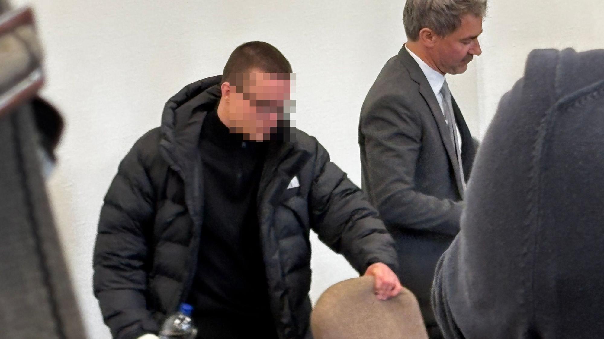Auf dem Bild ist der Unfallfahrer in einer schwarzen Jacke vor Gericht zu sehen.