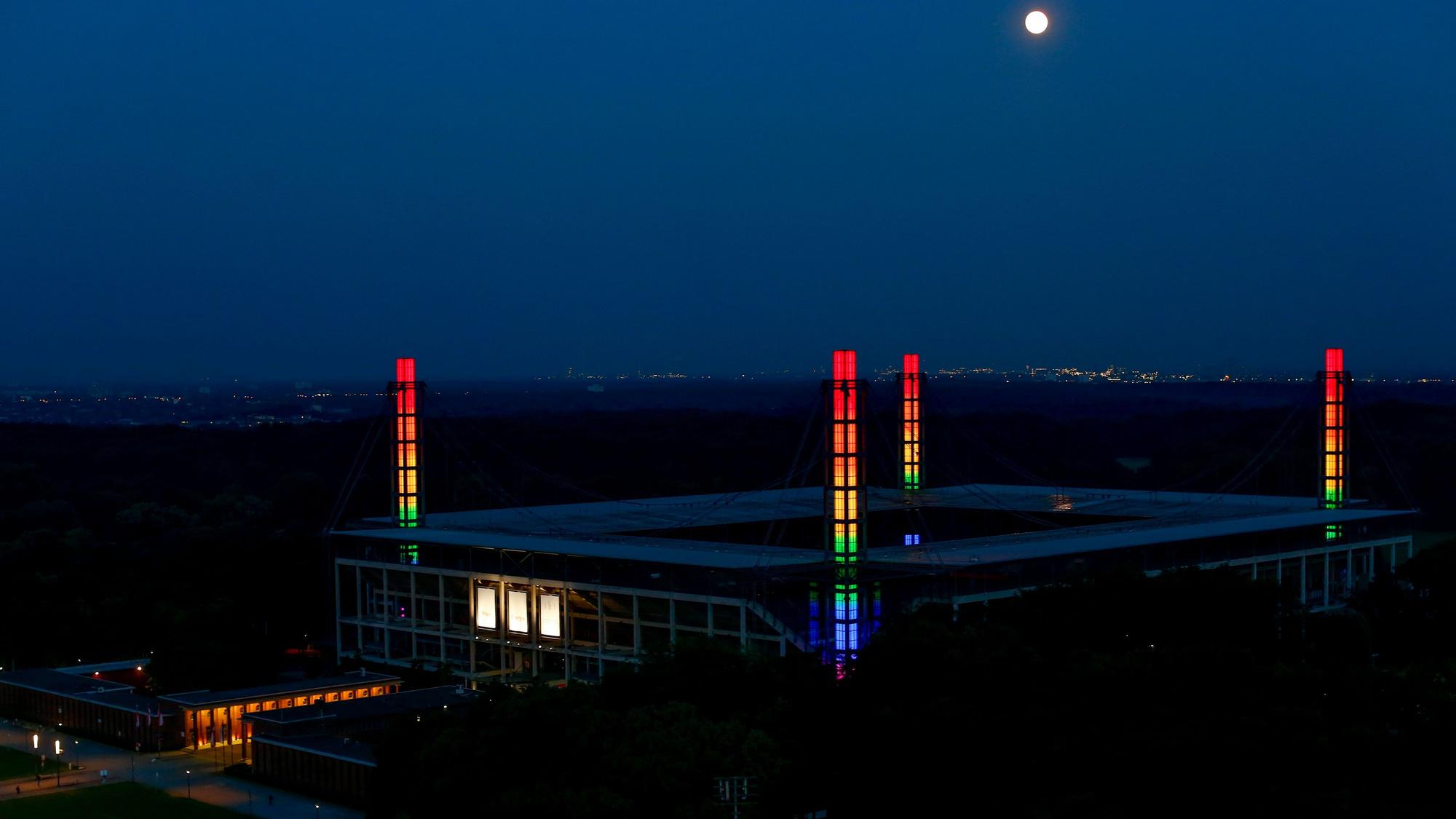 Das RheinEnergieStadion in Köln leuchtet während des Europameisterschaftsspiels Deutschland - Ungarn in Regenbogenfarben auf.