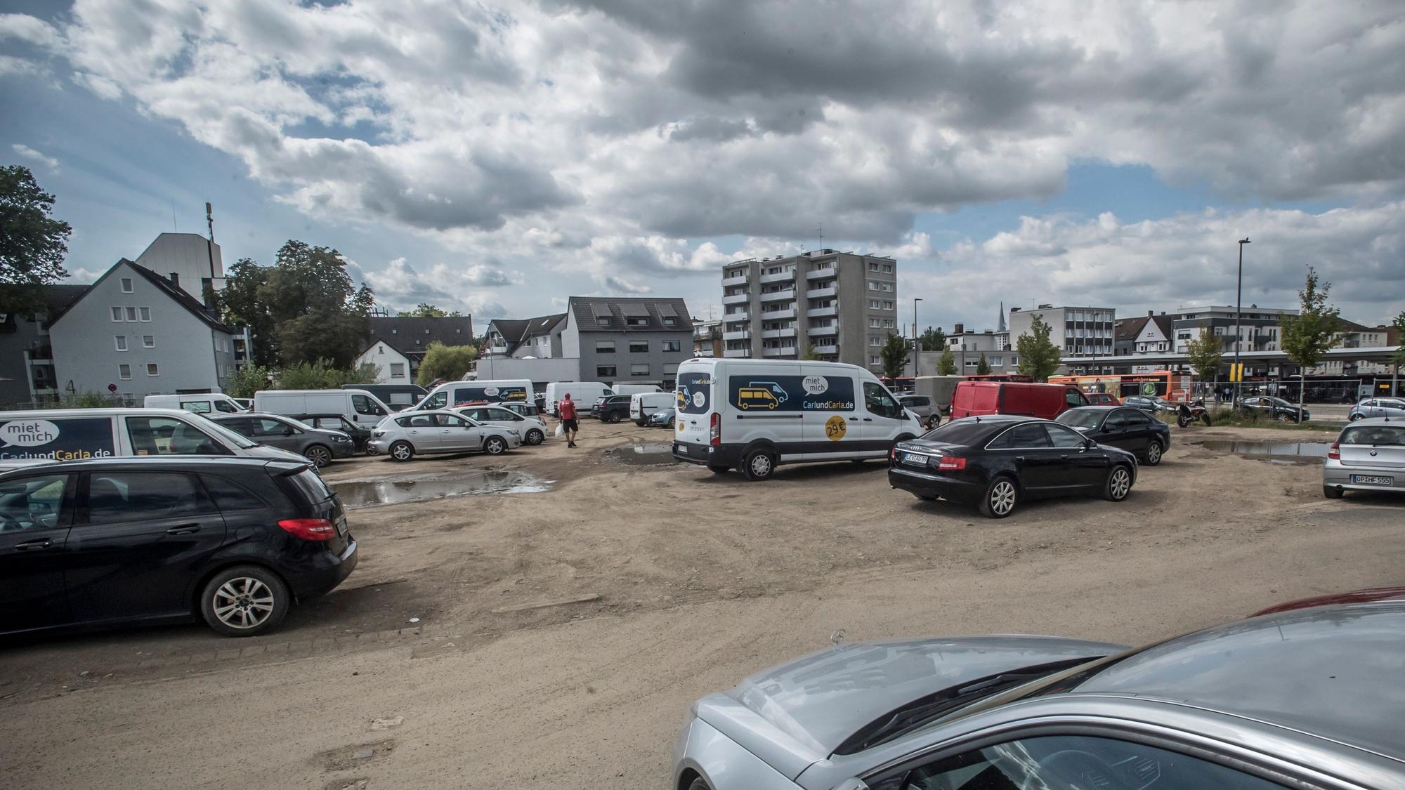 Baufeld südlich Busbahnhof, derzeit als Parkplatz genutzt