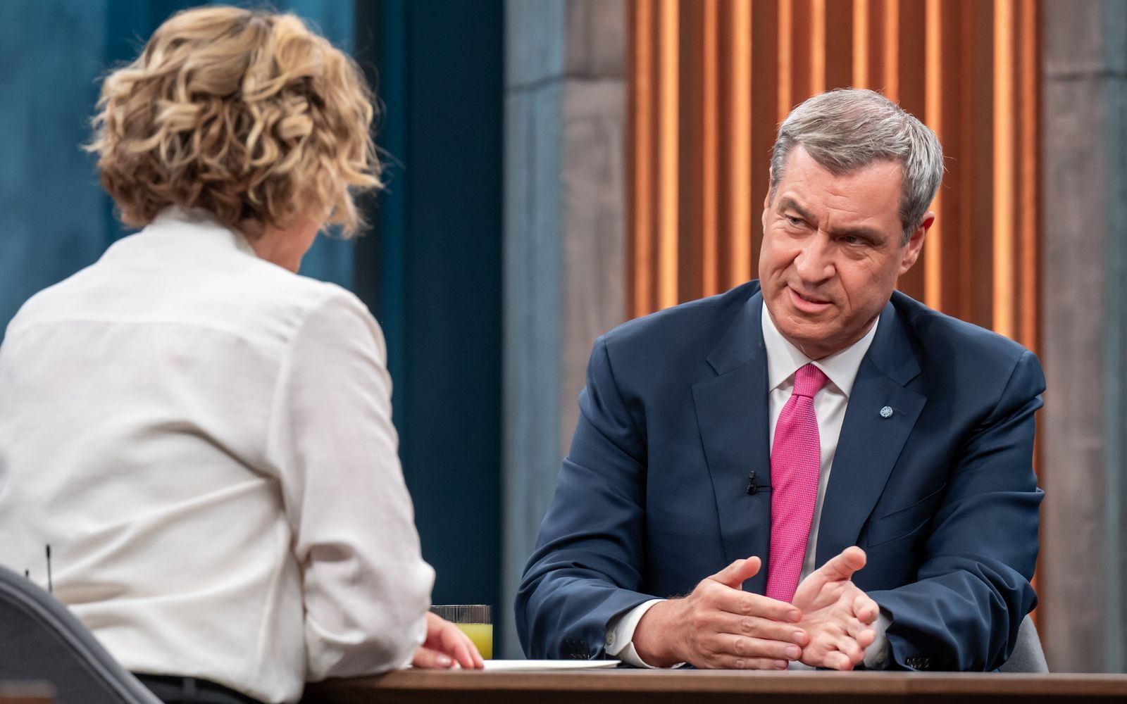 Markus Söder gab sich bei „Caren Miosga“ betont staatsmännisch. (Bild: ARD / Thomas Ernst )