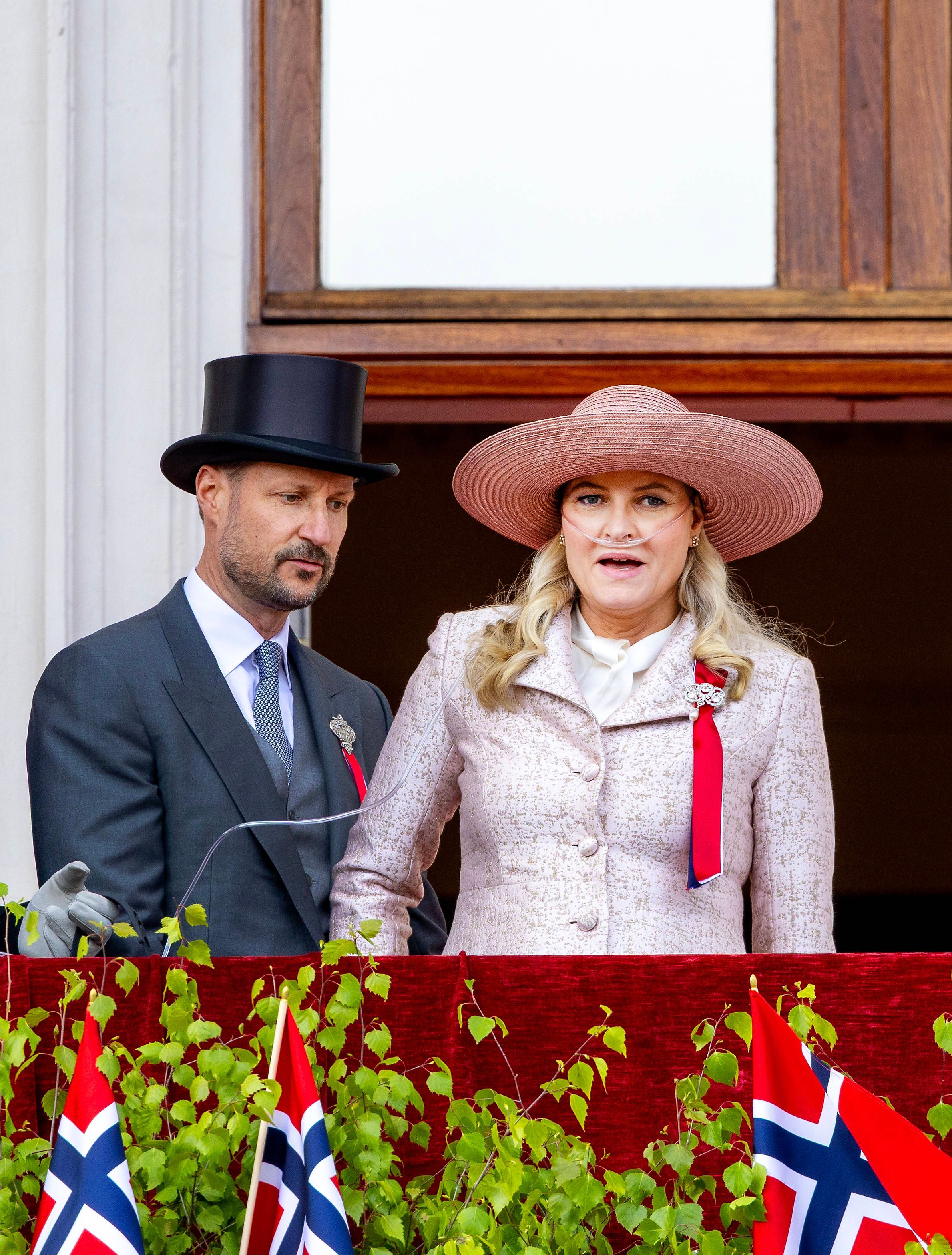 Kronprinz Haakon und Kronprinzessin Mette-Marit auf dem Balkon des Schlosses.