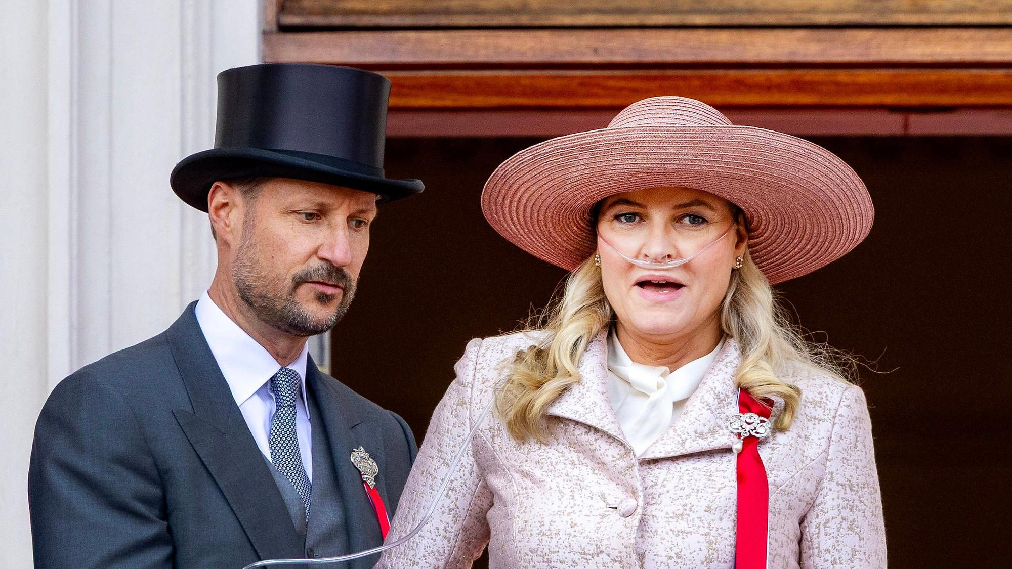 Kronprinzessin Mette-Marit und Kronprinz Haakon während der Feierlichkeiten zum norwegischen Nationalfeiertag auf dem Balkon des Königlichen Schlosses