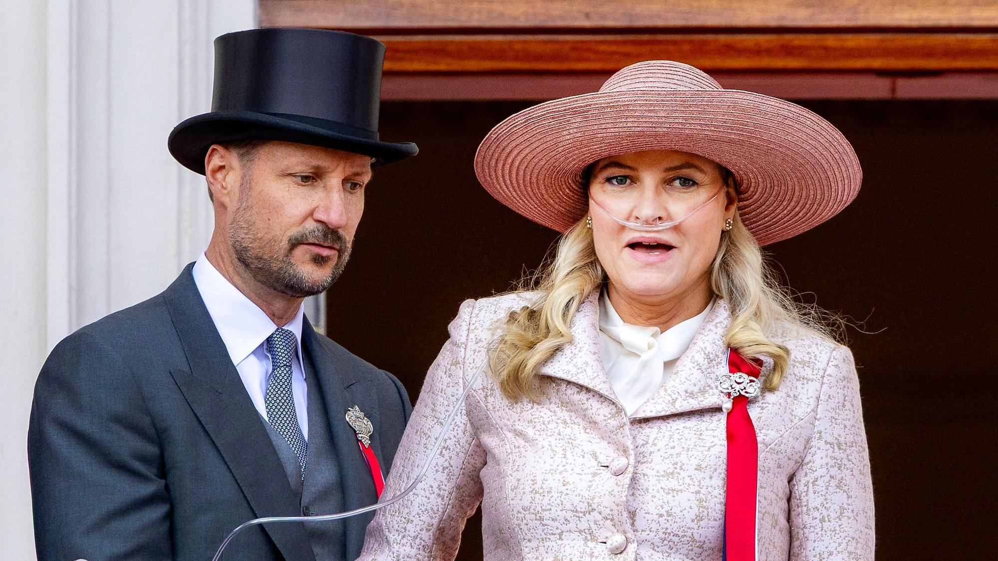 Kronprinz Haakon und Kronprinzessin Mette-Marit auf dem Balkon des Schlosses.