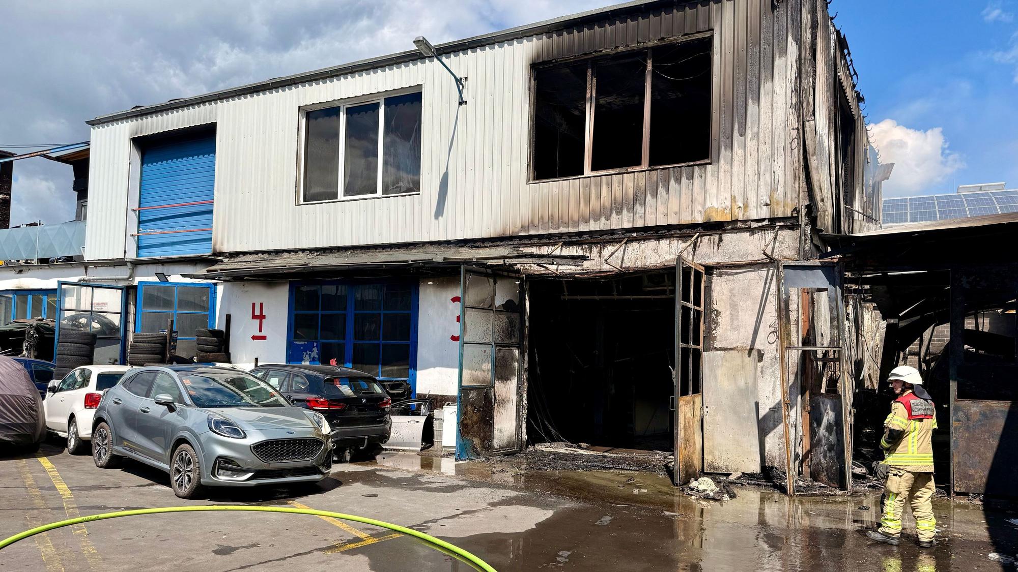 Das Vereinsheim der „Wilden Horde“ war vom Brand einer Werrkstatt in Köln-Bickendorf betroffen.