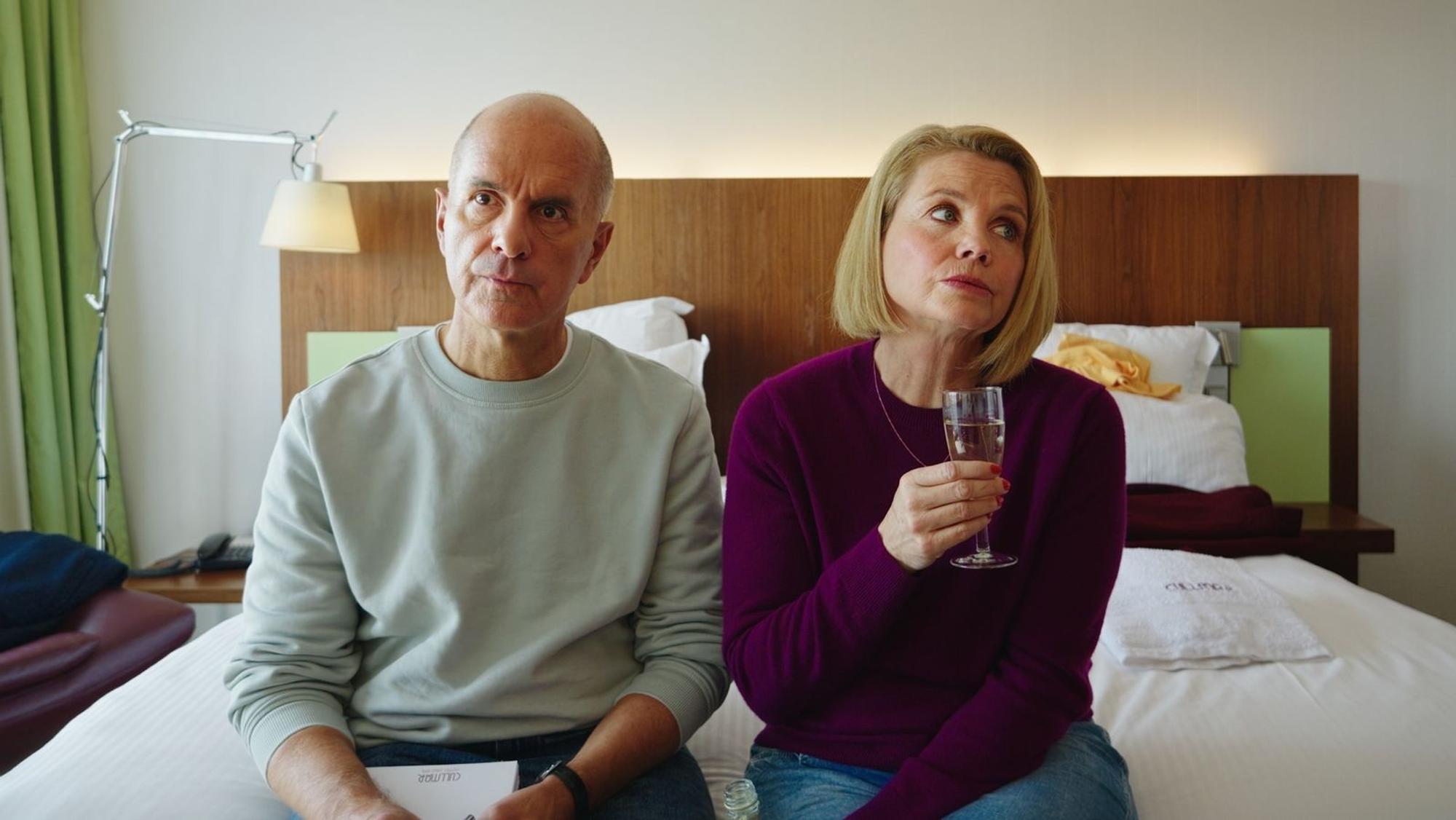 In „Merz gegen Merz - Geständnisse“ müssen sich Erik (Christoph Maria Herbst) und Anne (Annette Frier) zusammenraufen. (Bild: ZDF/Brendan Uffelmann)