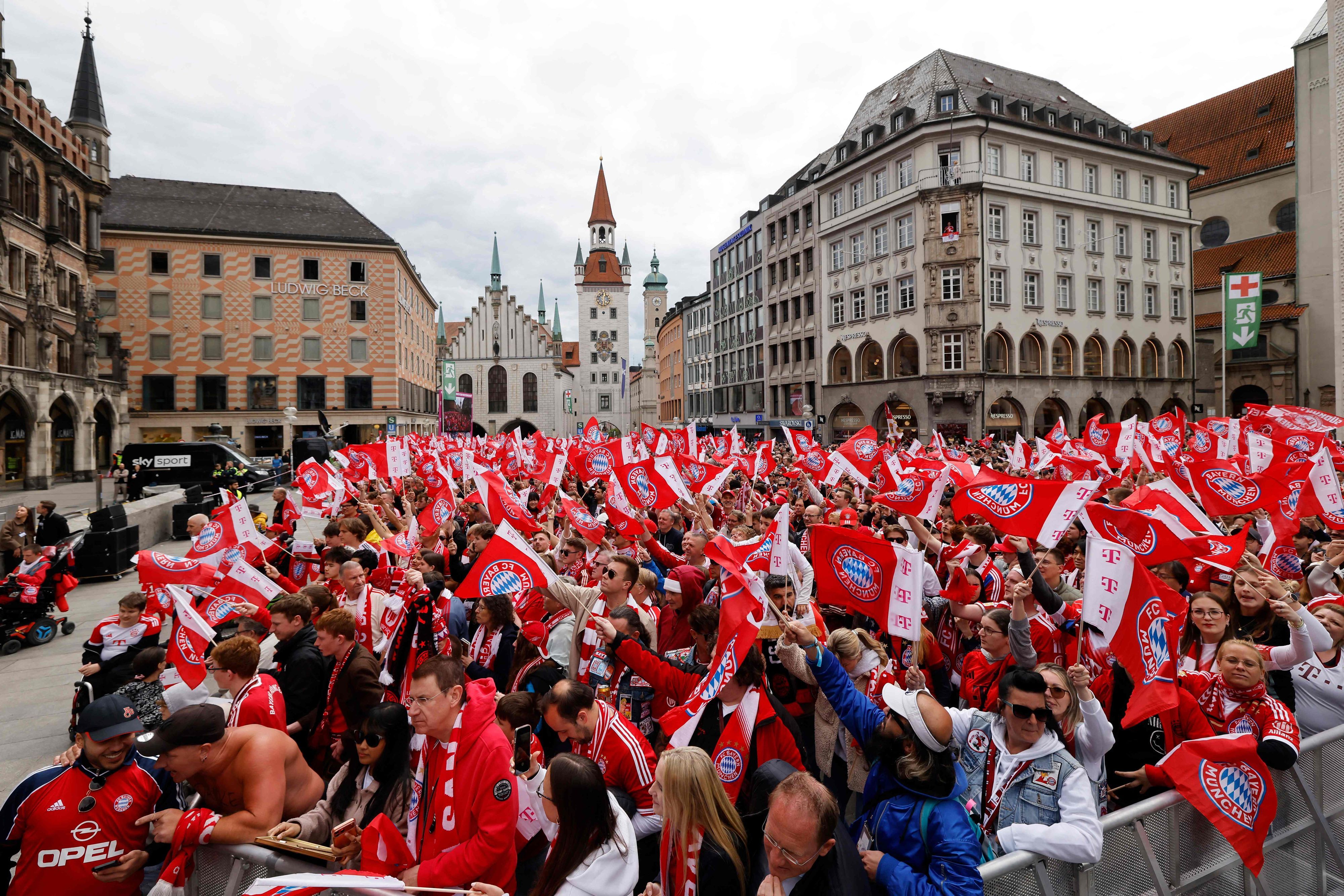 Auf dem Marienplatz in München fand wie immer die Meisterschaftsfeier der Bayern statt.