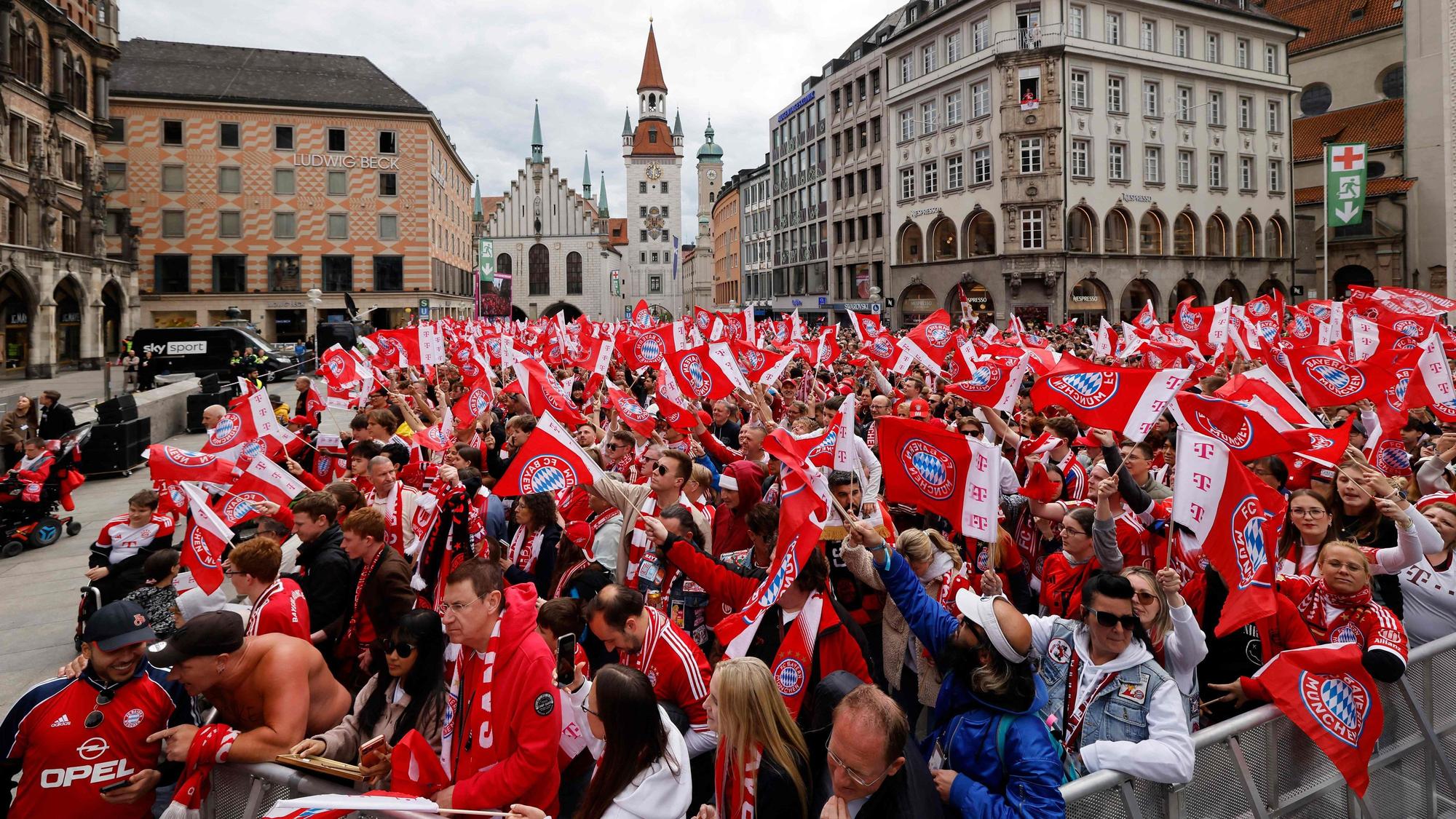 Auf dem Marienplatz in München fand wie immer die Meisterschaftsfeier der Bayern statt.
