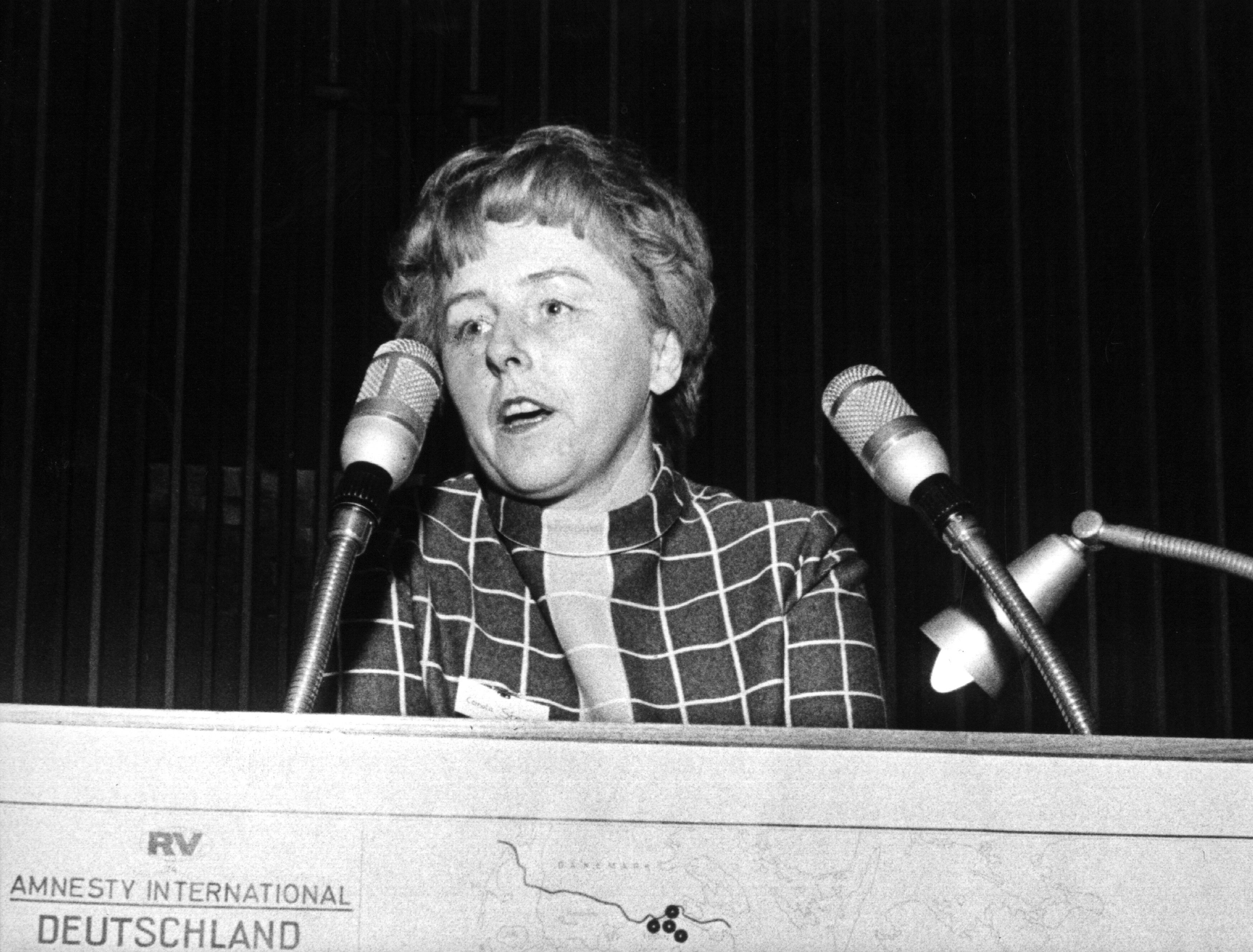 Carola Stern, Journalistin und Schriftstellerin, 1. Vorsitzende der deutschen Sektion von "amnesty international", aufgenommen während ihrer Ansprache zur Eröffnung der 4. Jahreskonferenz von amnesty-Deutschland am 26. April 1969 im Frankfurter Dominikanerkloster (Archivfoto).