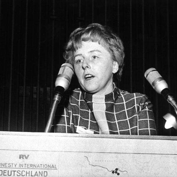 Carola Stern, Journalistin und Schriftstellerin, 1. Vorsitzende der deutschen Sektion von "amnesty international", aufgenommen während ihrer Ansprache zur Eröffnung der 4. Jahreskonferenz von amnesty-Deutschland am 26. April 1969 im Frankfurter Dominikanerkloster (Archivfoto).