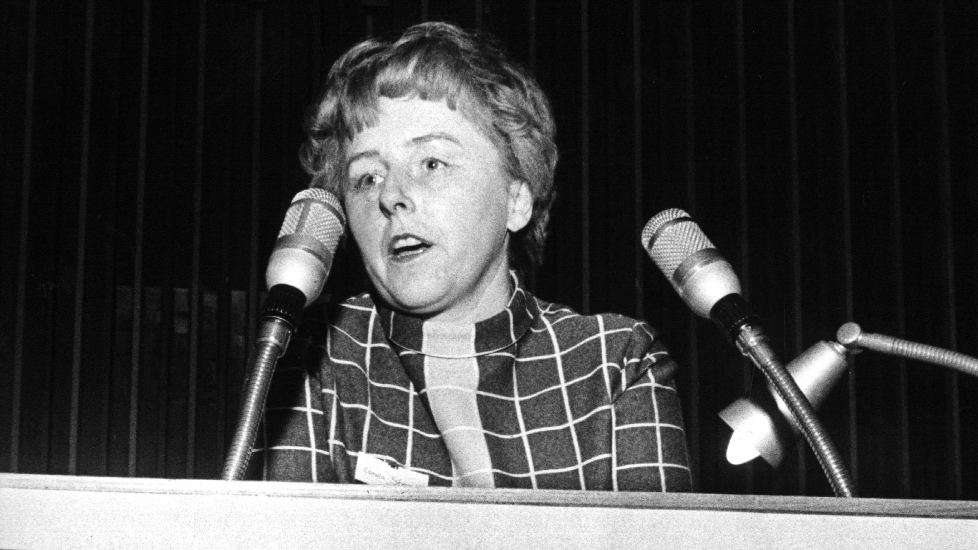 Carola Stern, Journalistin und Schriftstellerin, 1. Vorsitzende der deutschen Sektion von "amnesty international", aufgenommen während ihrer Ansprache zur Eröffnung der 4. Jahreskonferenz von amnesty-Deutschland am 26. April 1969 im Frankfurter Dominikanerkloster (Archivfoto).