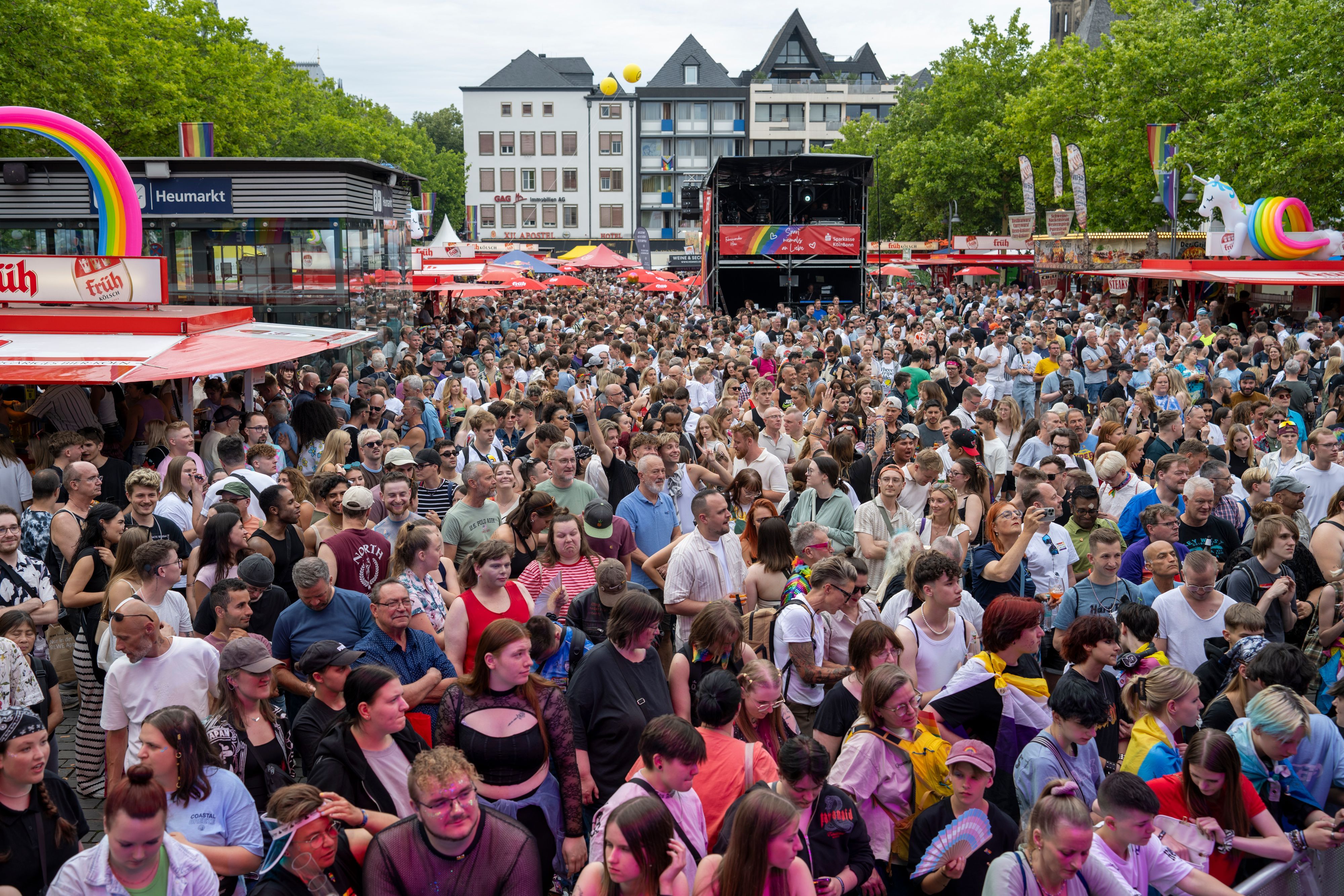 Viele feiern das Straßenfest des ColognePride (CSD) auf dem Heumarkt.