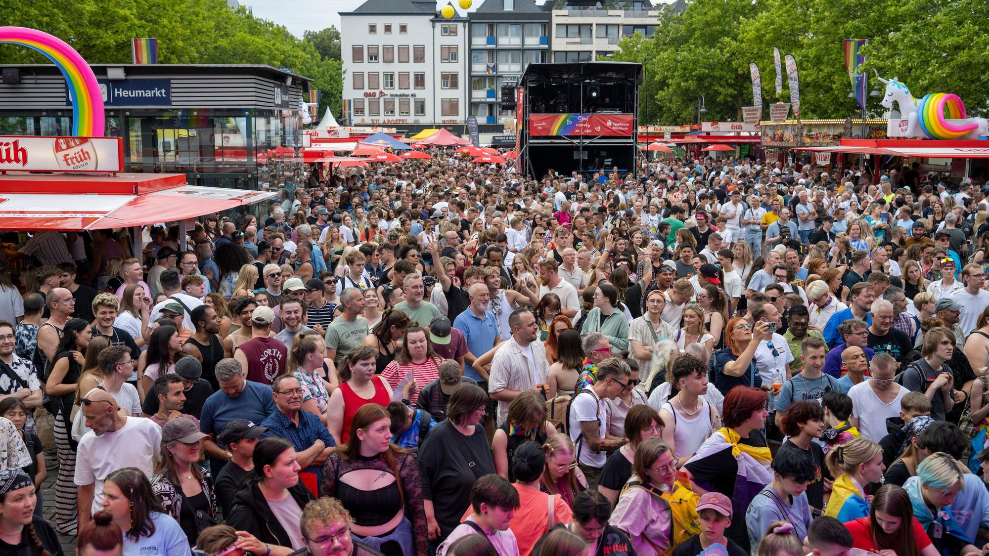 Viele feiern das Straßenfest des ColognePride (CSD) auf dem Heumarkt.