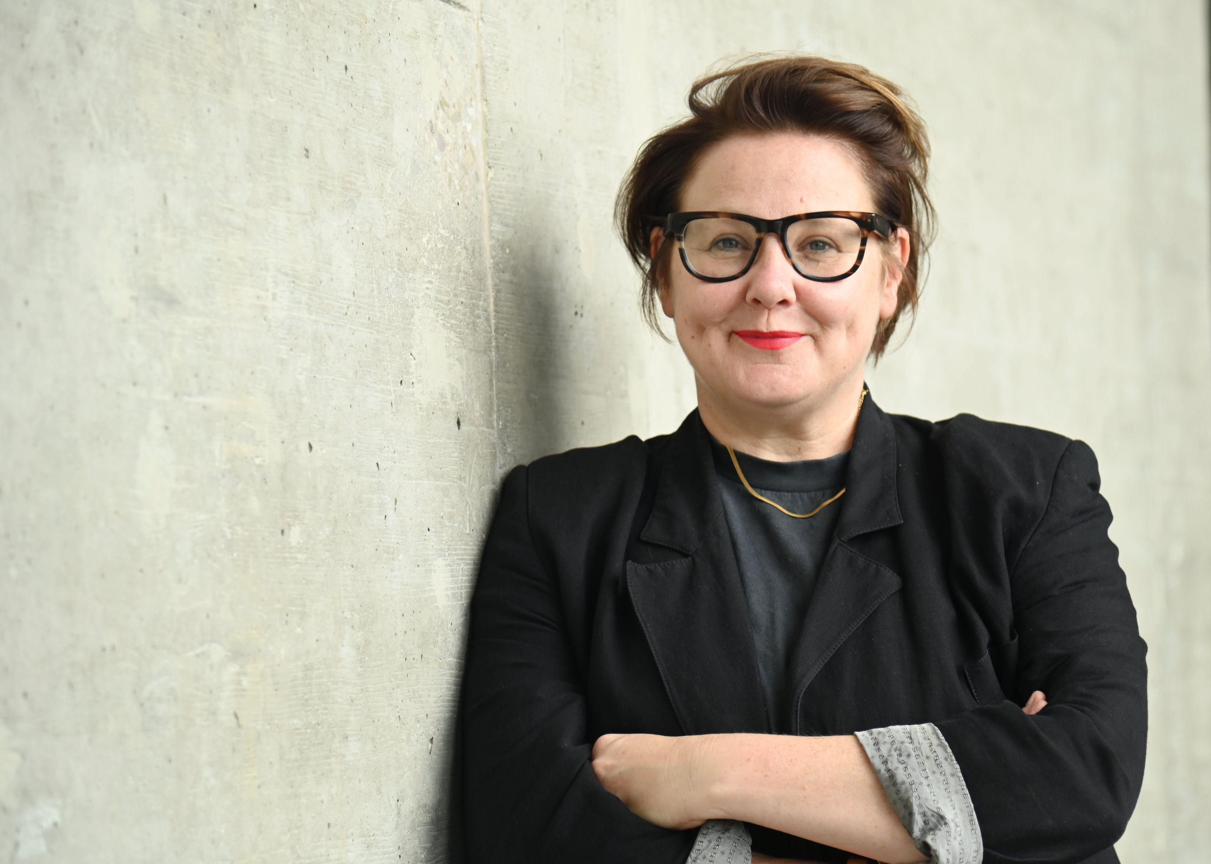 Heide Häusler vor ihrem Büro im Mediapark