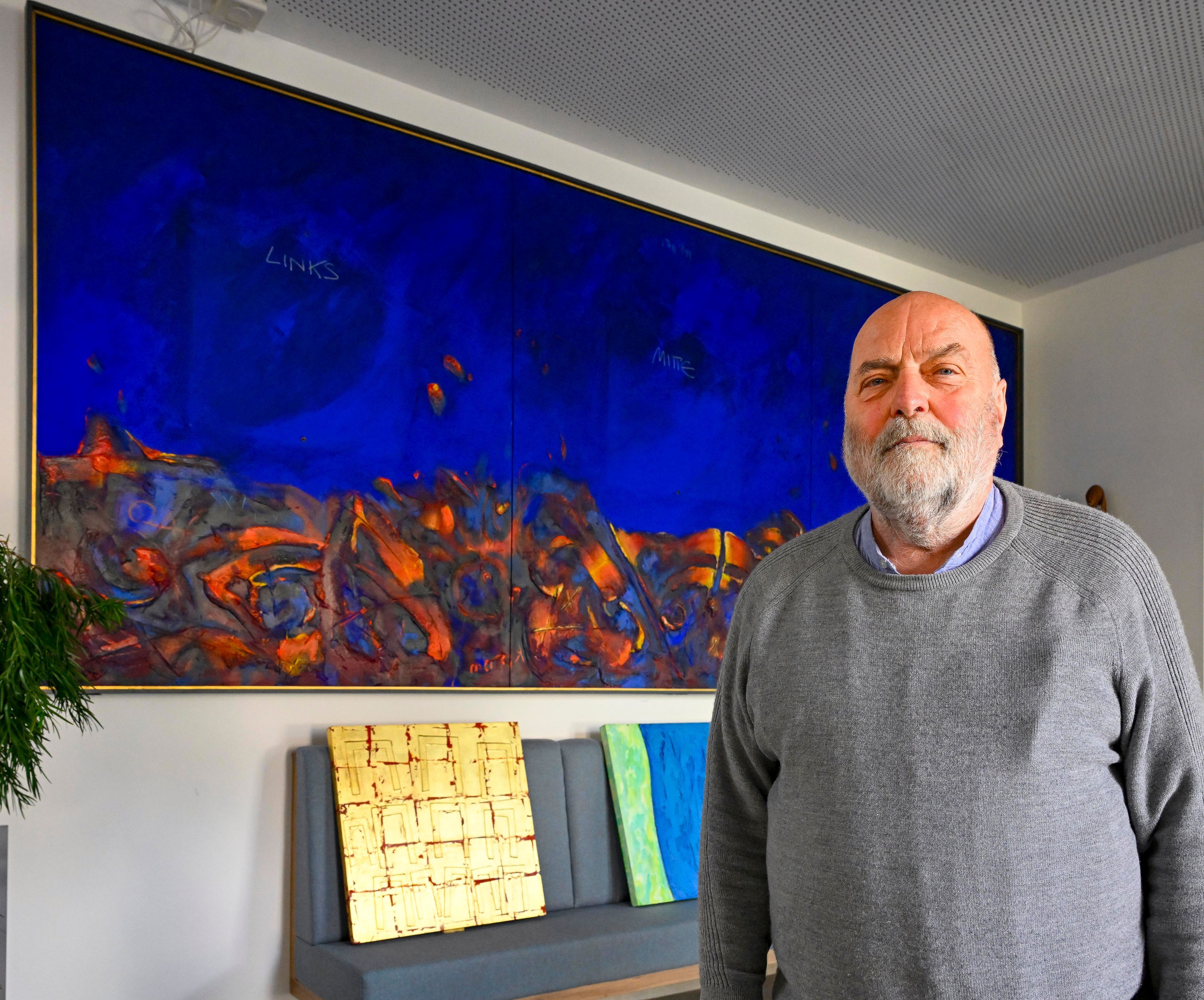 Das neue Jerusalem hängt im Foyer des neuen Altenheims in Gummersbach. Monumental erscheint das Werk mit einer Breite von fast vier Metern. Uwe Appold begleitet aktuell die Hängung seiner Werke.
