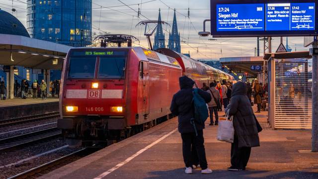 Unter anderem die Bahn-Linie RE9 ist von der Sperrung betroffen (Archivfoto).