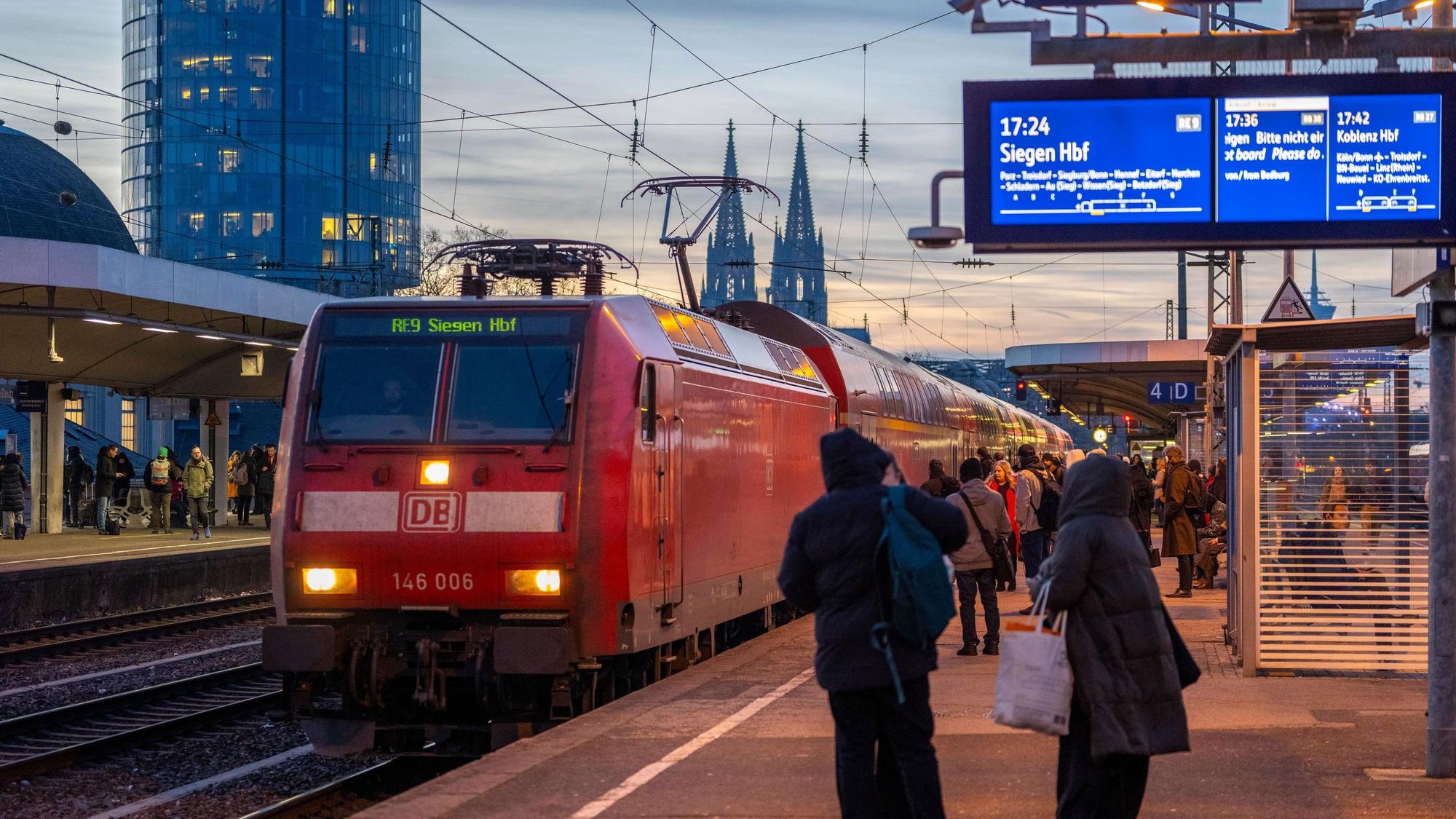 Unter anderem die Bahn-Linie RE9 ist von der Sperrung betroffen (Archivfoto).
