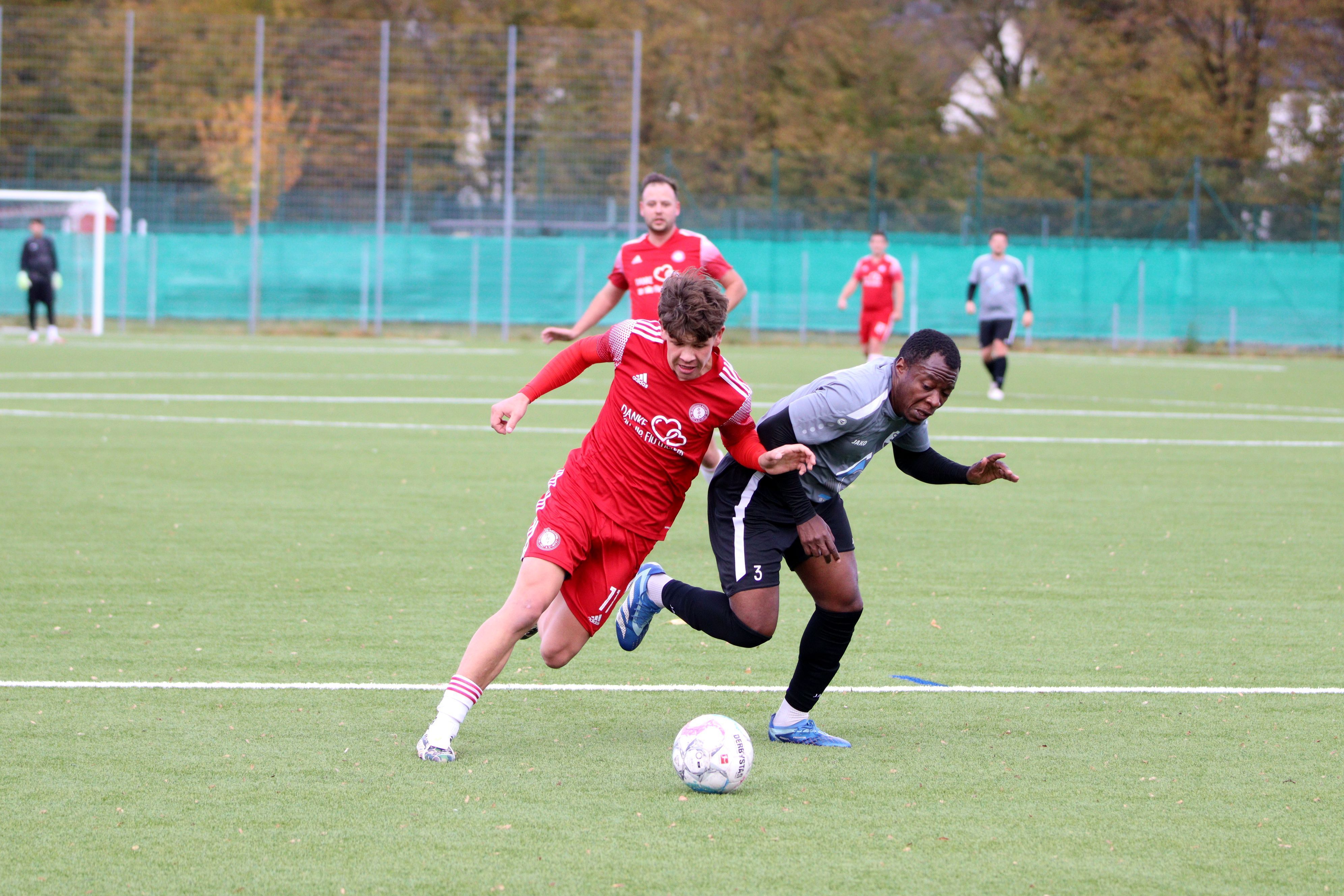 Lucas Jonen legt den Ball an Paul Ewome vorbei.