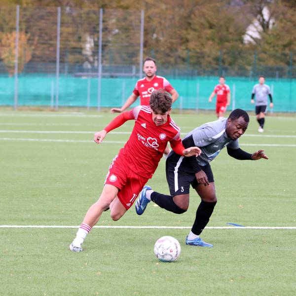 Lucas Jonen legt den Ball an Paul Ewome vorbei.