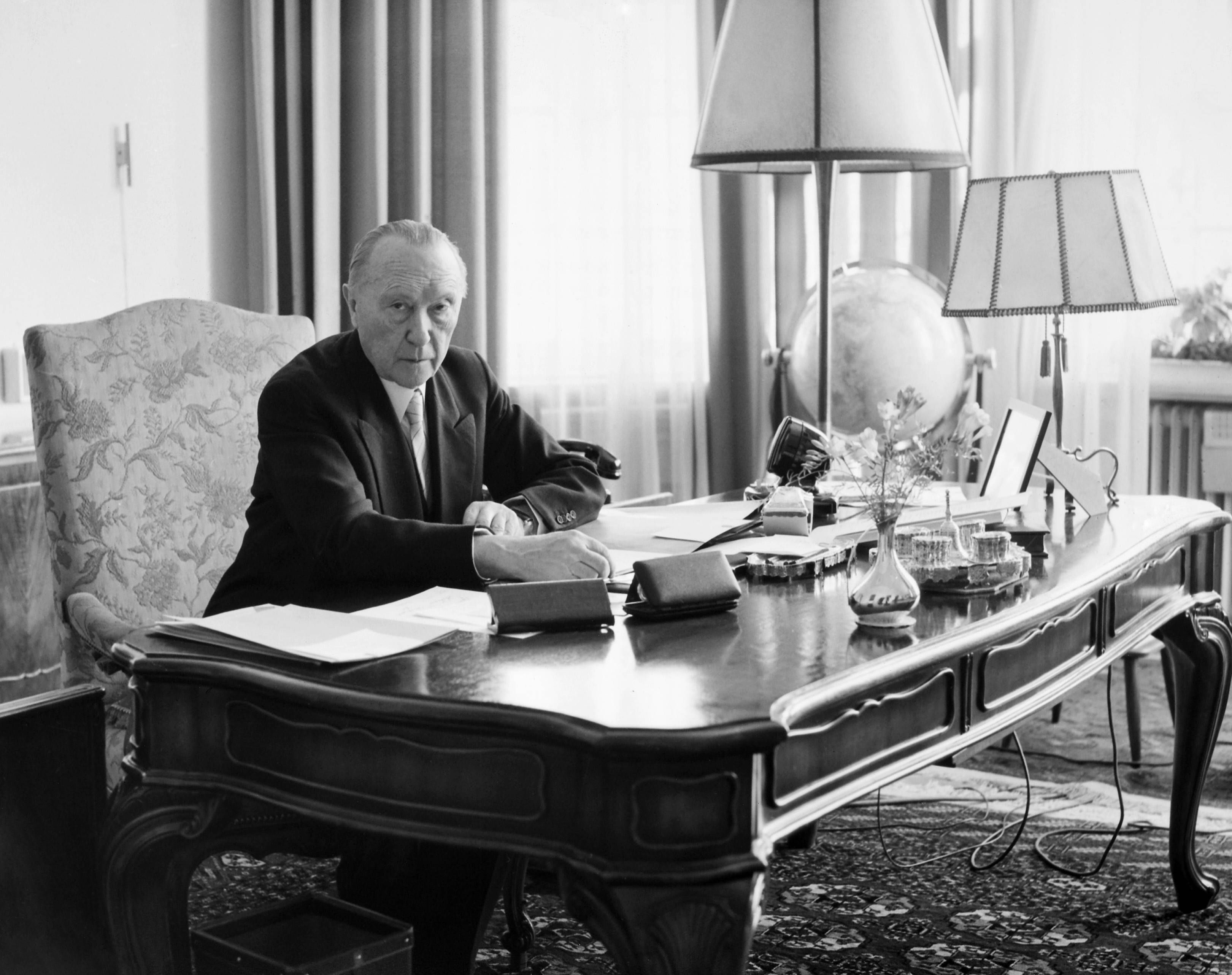 Konrad Adenauer an seinem Schreibtisch (Symbolbild).