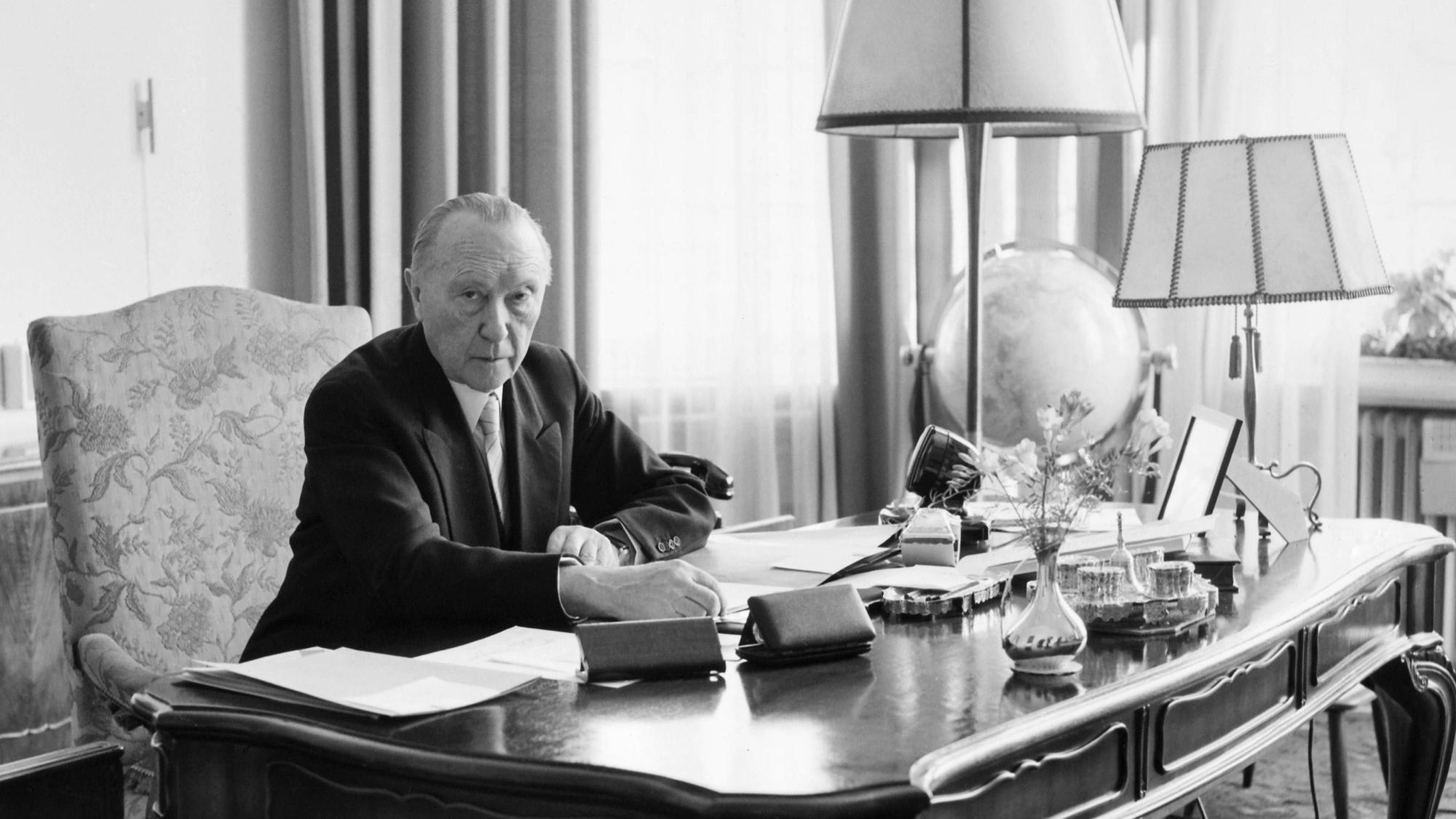 Konrad Adenauer an seinem Schreibtisch im Bundeskanzleramt in Bonn im Jahr 1960.
