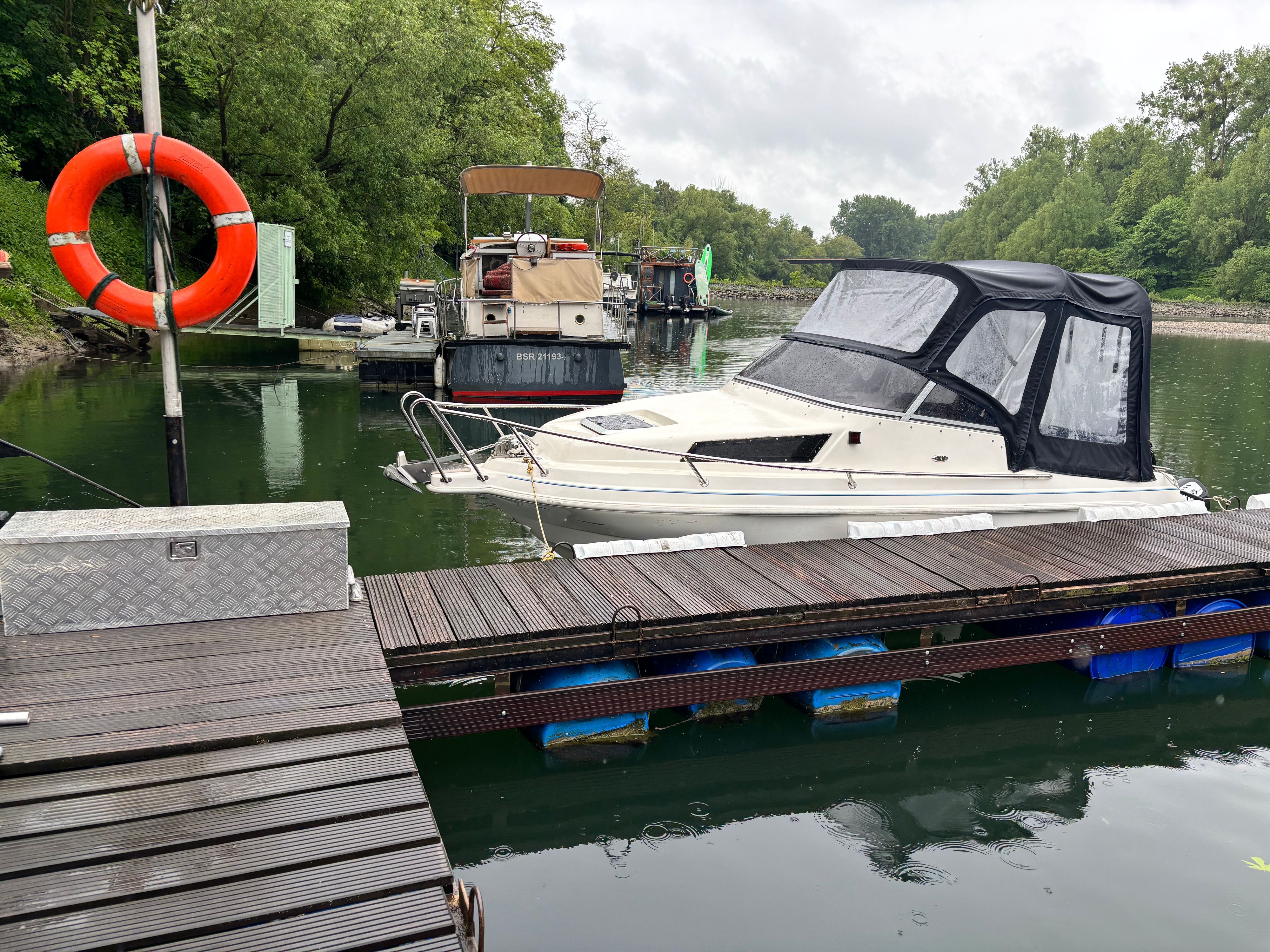 Das Bild zeigt ein Motorboot an einem Anlegesteg.