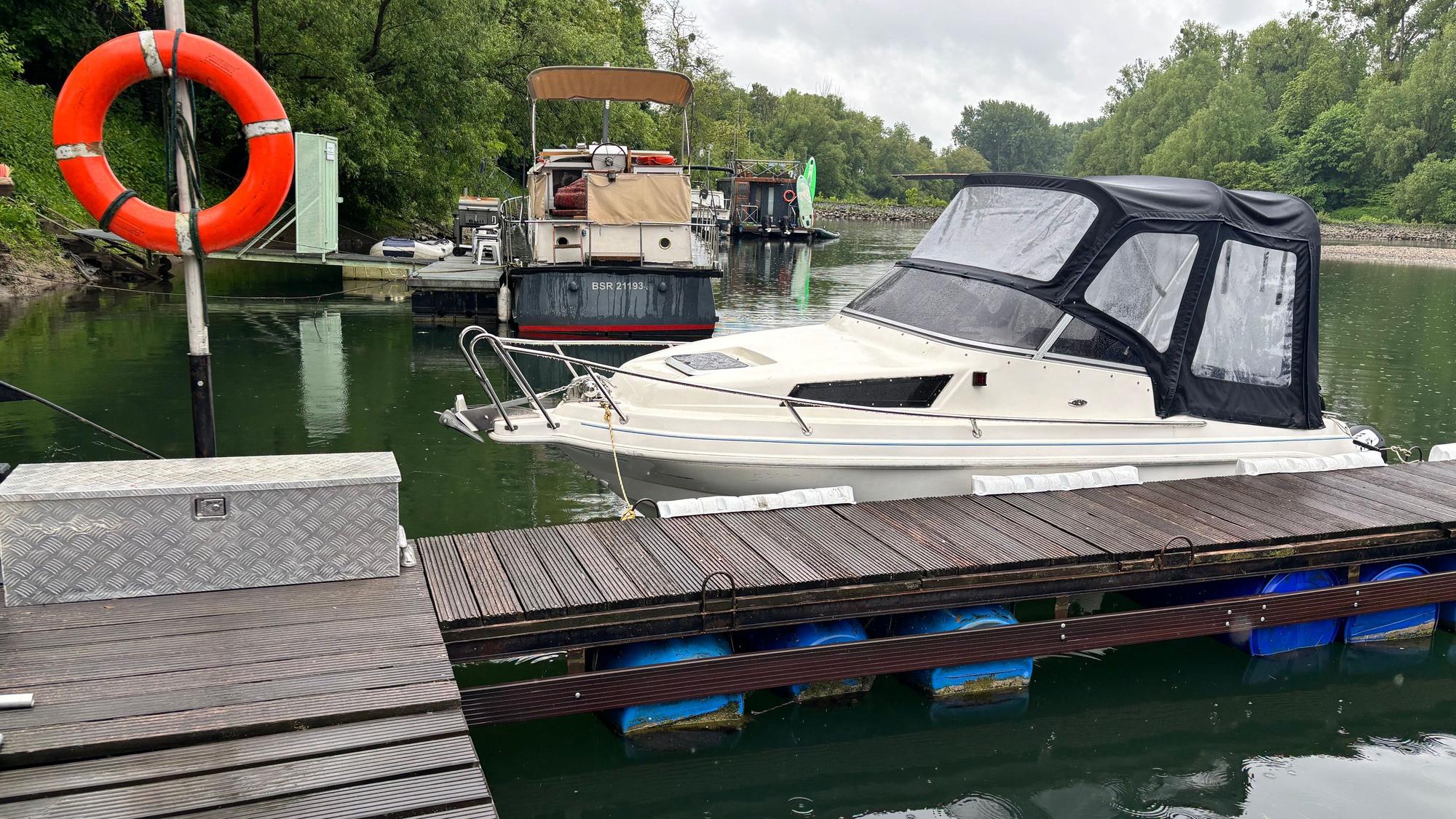 Das Bild zeigt ein Motorboot an einem Anlegesteg.