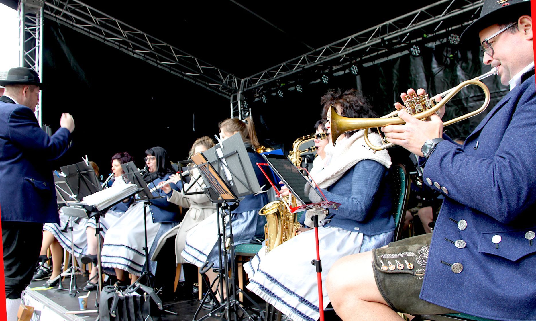Die Musiker spielen auf der Bühne.
