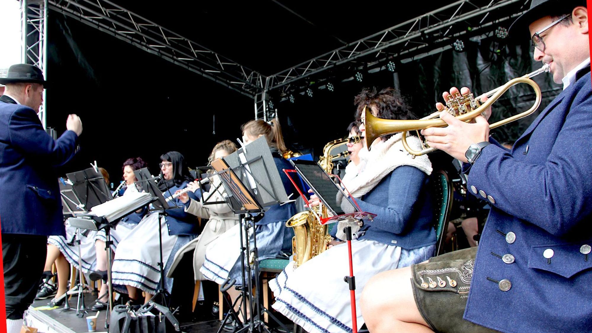 Die Musiker spielen auf der Bühne.