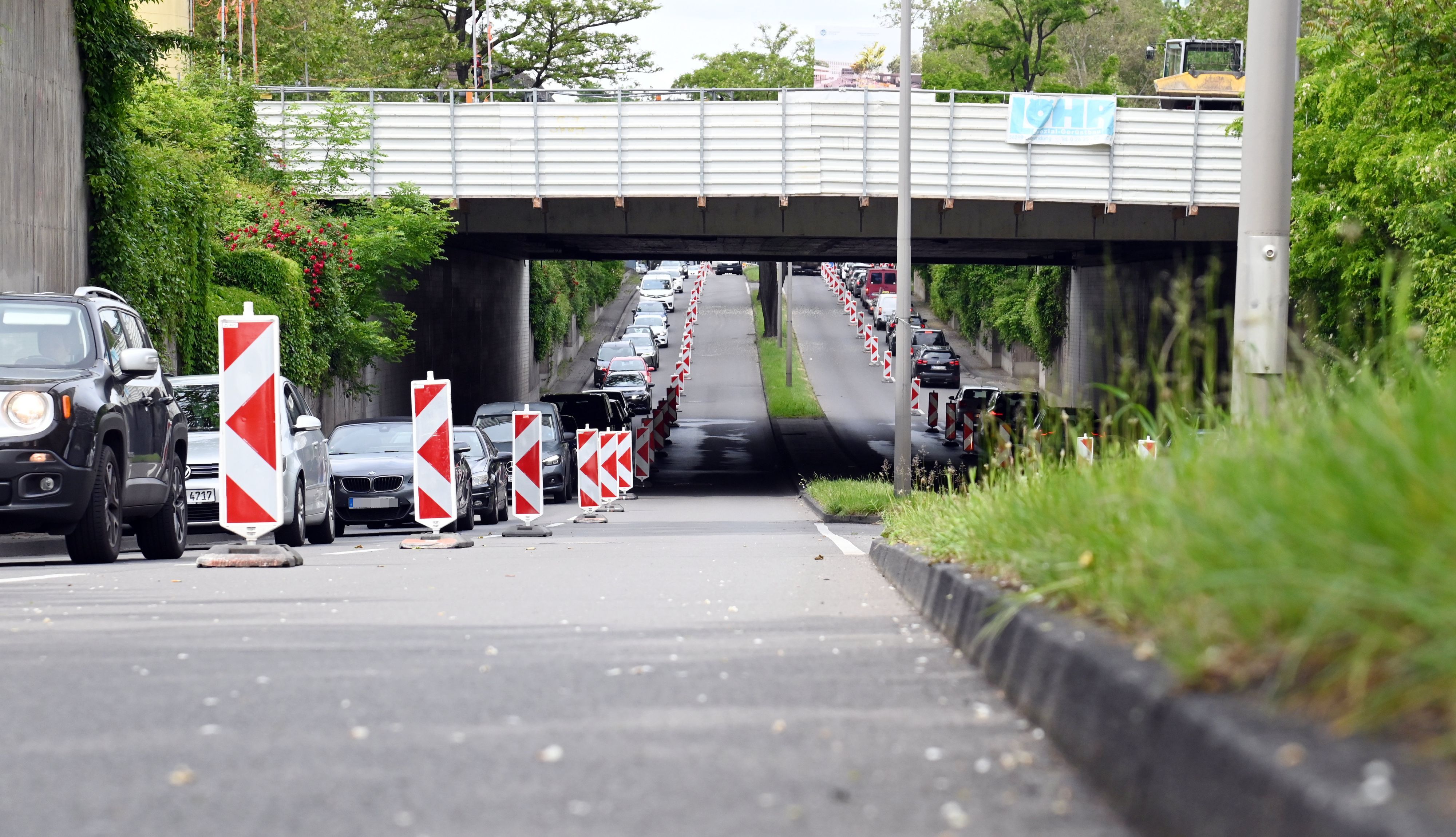 Der Verkehr staut sich auf der Universitätsstraße unter dem Albertus-Magnus-Platz.