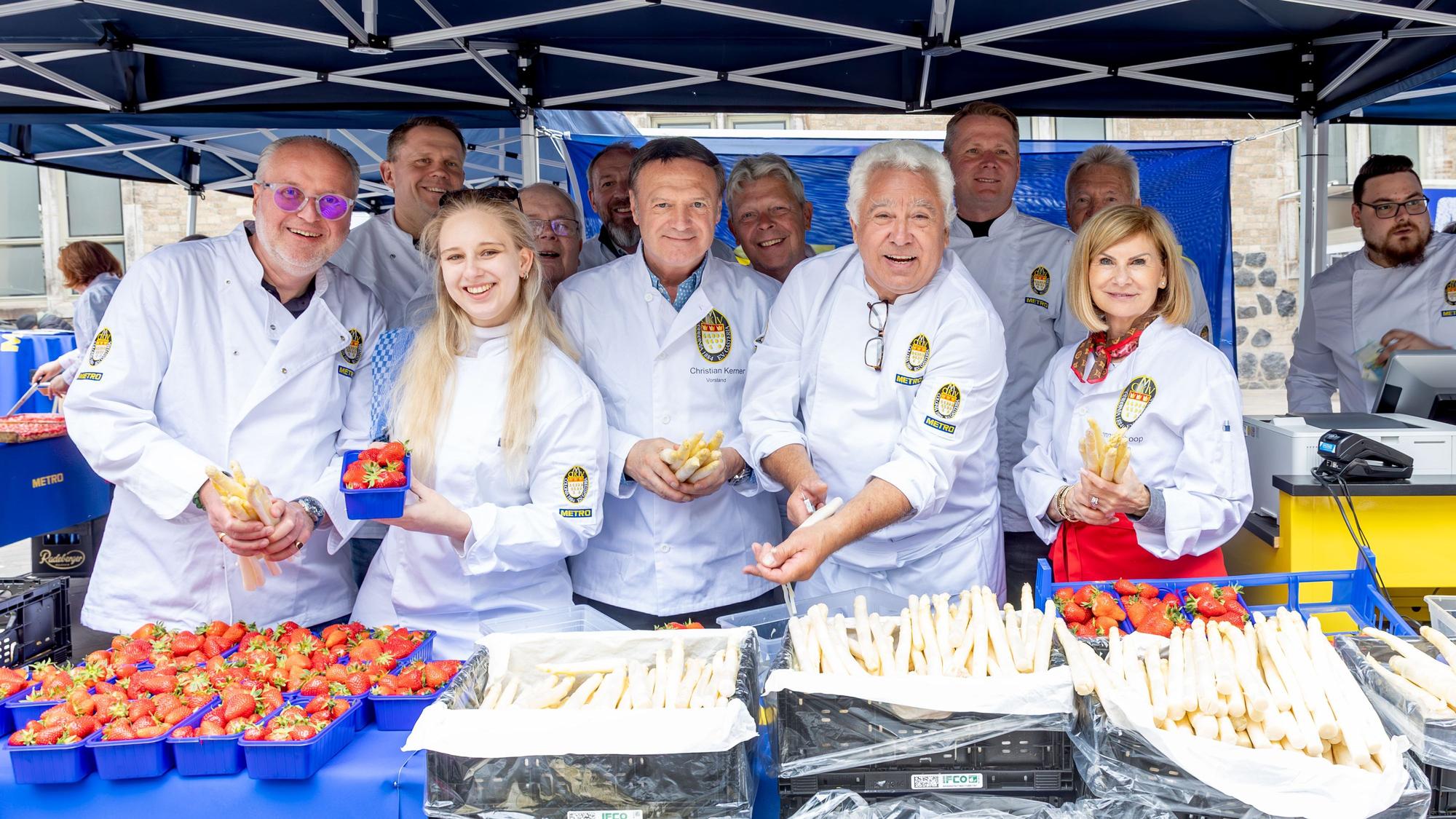Mitglieder des Colonia Kochkunstvereins schälten Spargel für den guten Zweck.