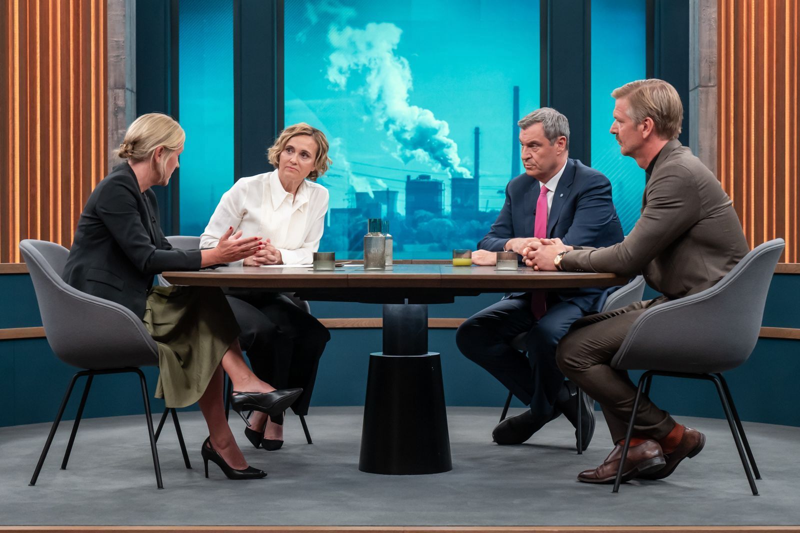 Caren Miosga (zweite von links) sprach mit ihren Gästen Melanie Baum, Markus Söder und Gordon Repinski über den aktuellen Kurs der Bundesregierung. (Bild: ARD / Thomas Ernst )